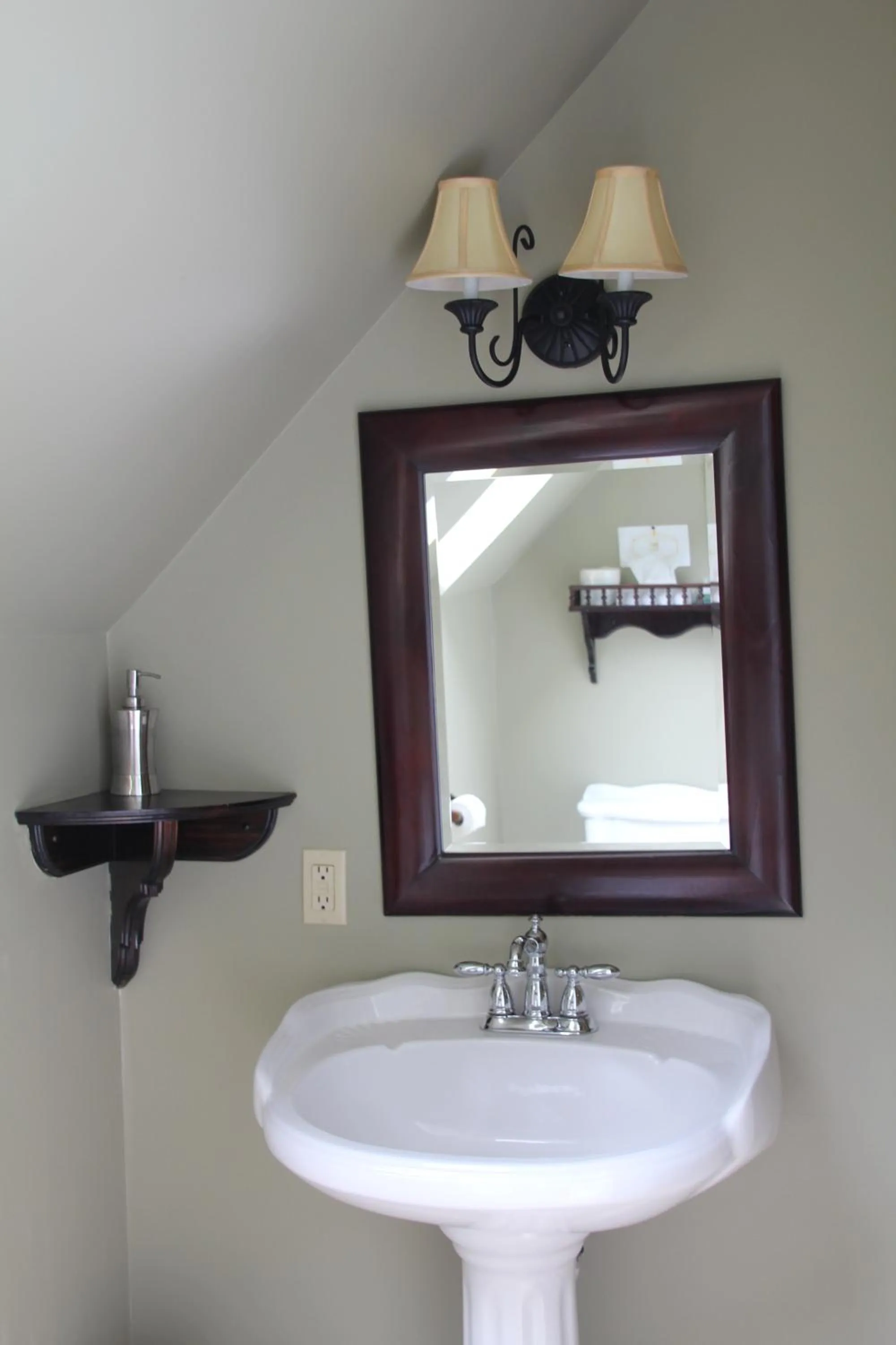 Bathroom in Lynwood Inn