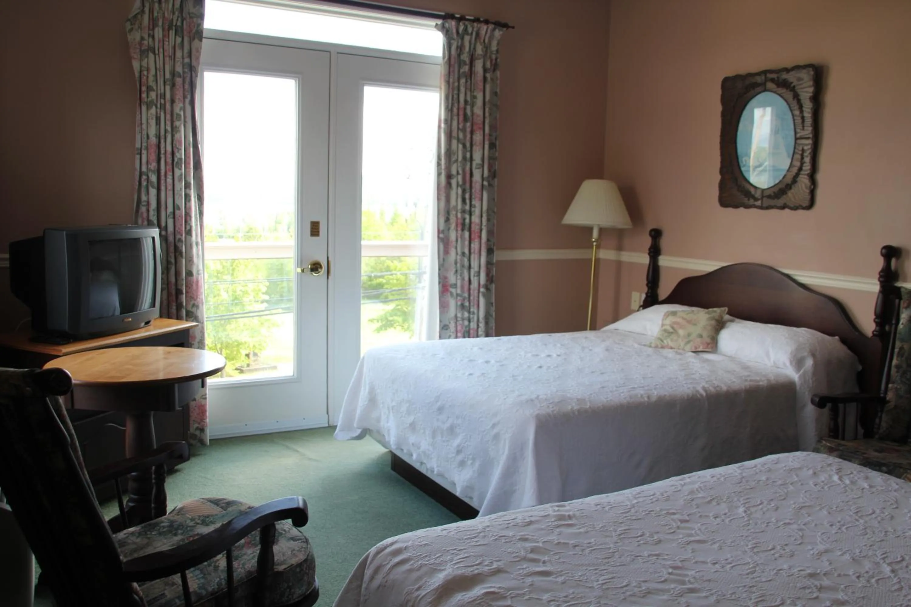 Bedroom in Lynwood Inn