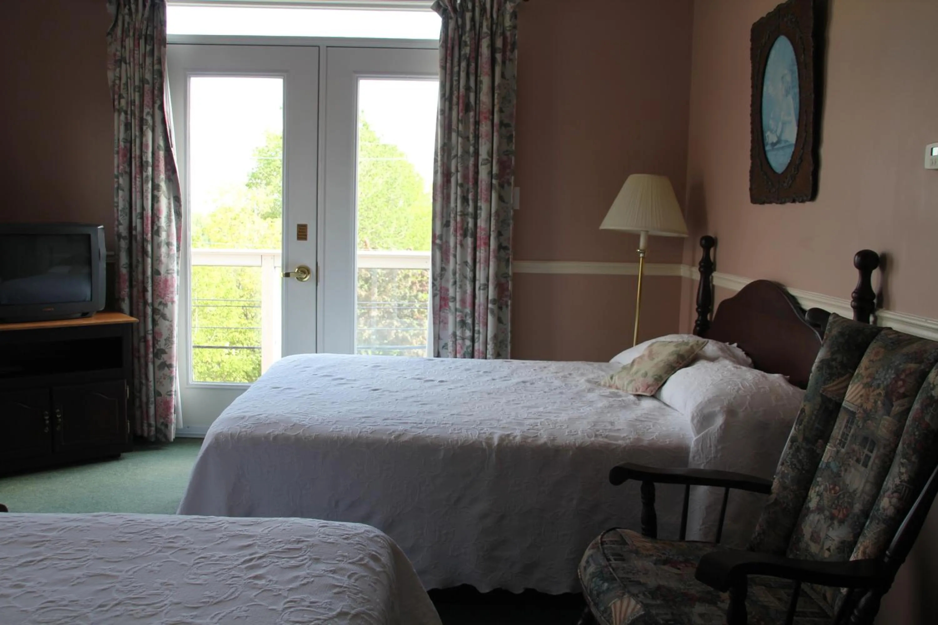 Bedroom in Lynwood Inn