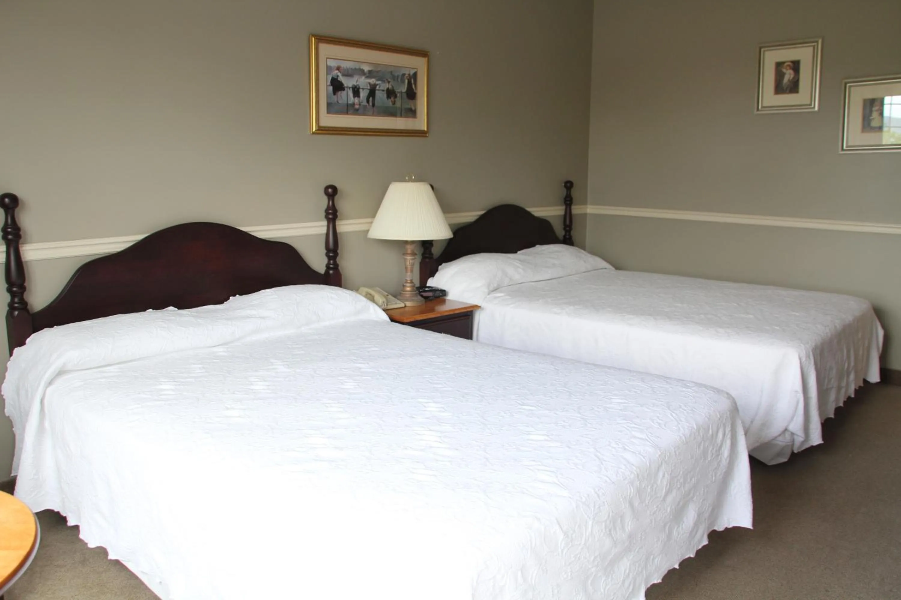 Bedroom in Lynwood Inn