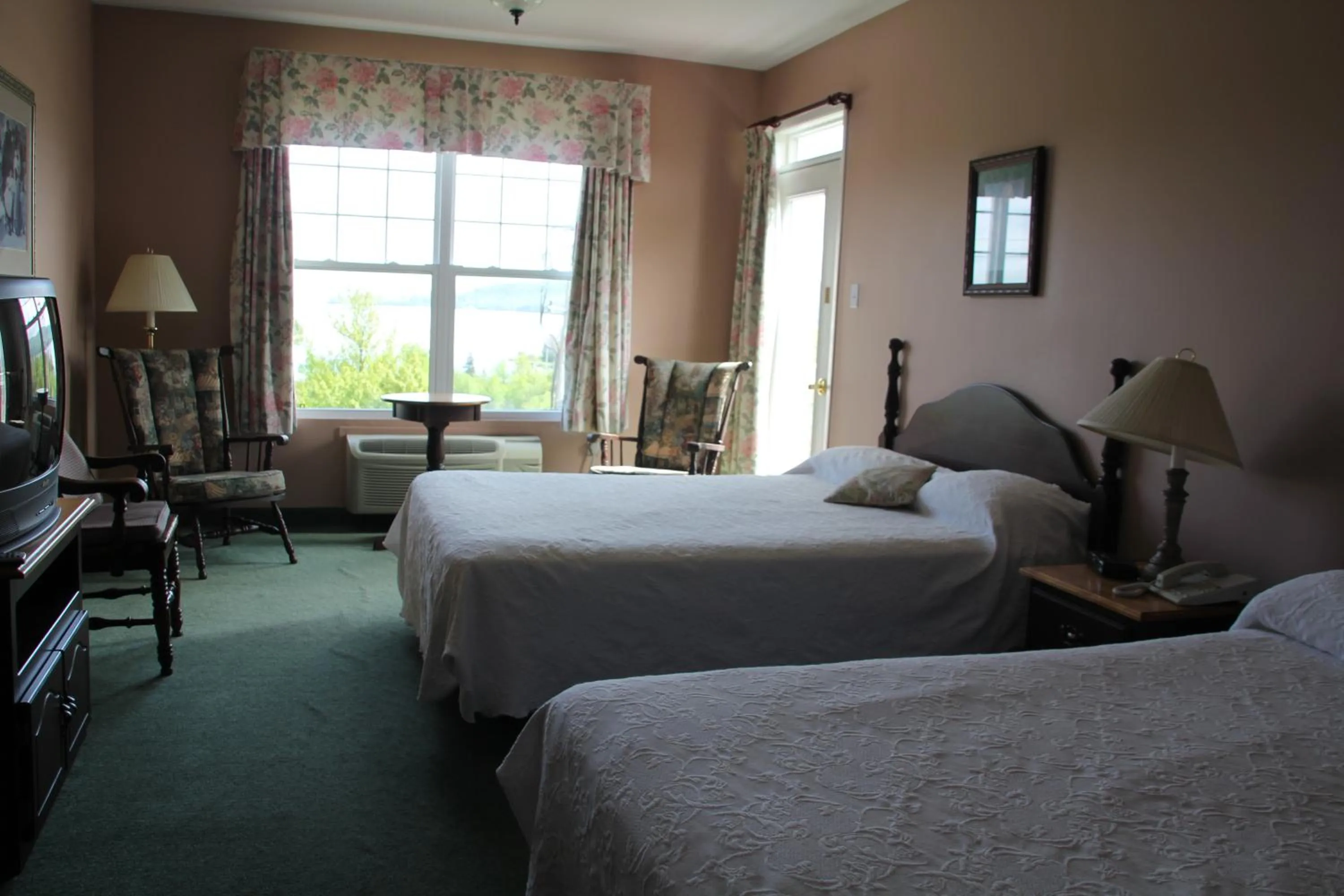 Bedroom in Lynwood Inn