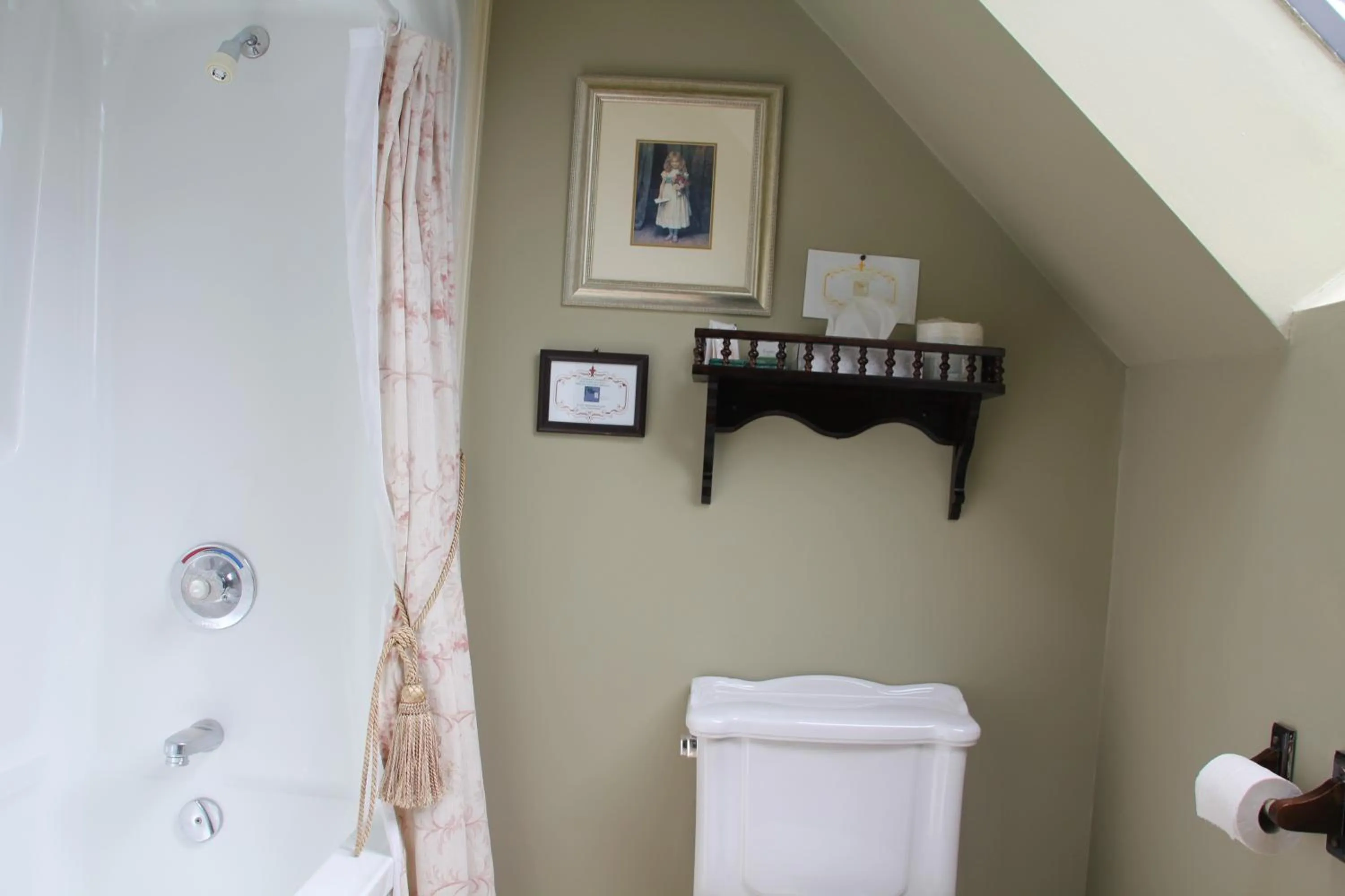 Bathroom in Lynwood Inn