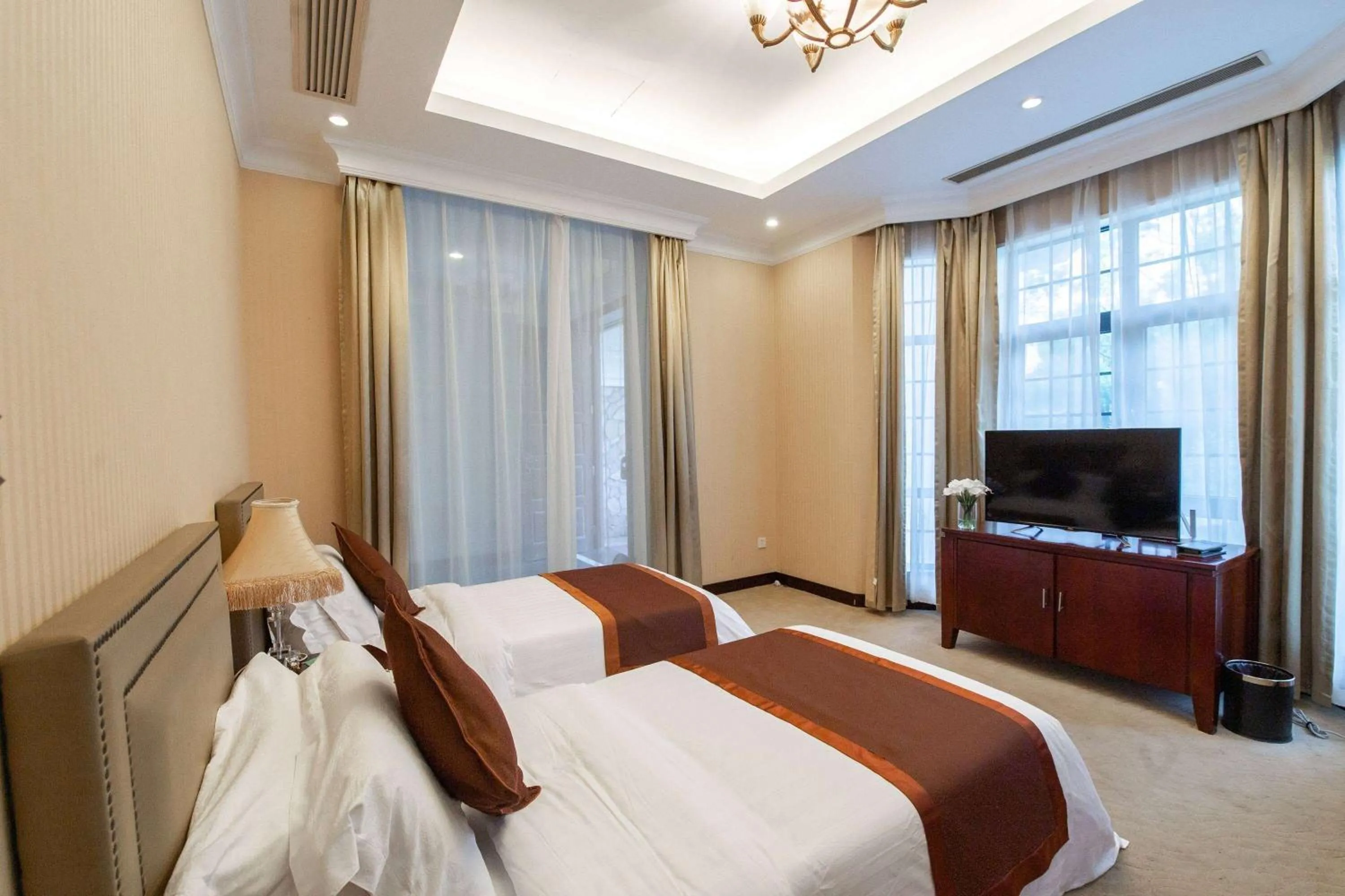 Photo of the whole room, Bed in Ramada Plaza Sino-Bay Shanghai