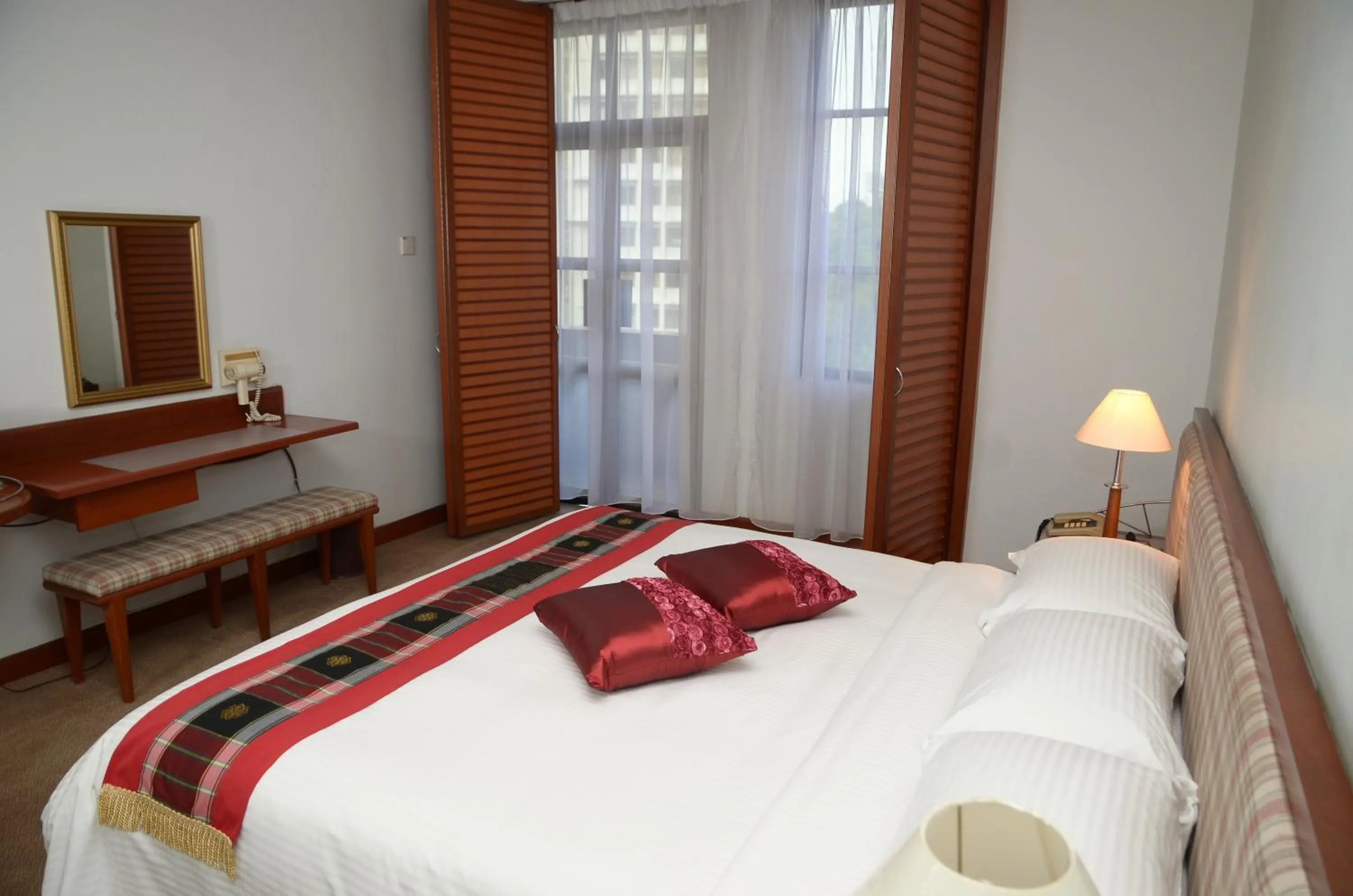 Bedroom, Bed in The Maple Suite