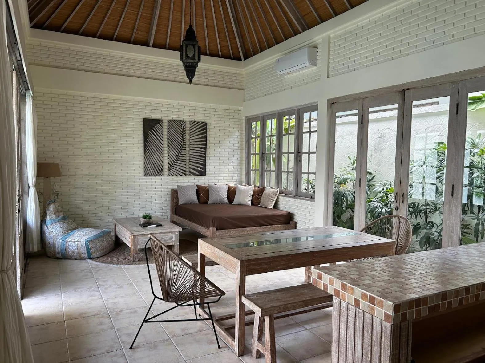 Living room in Artemis Villa Hotel