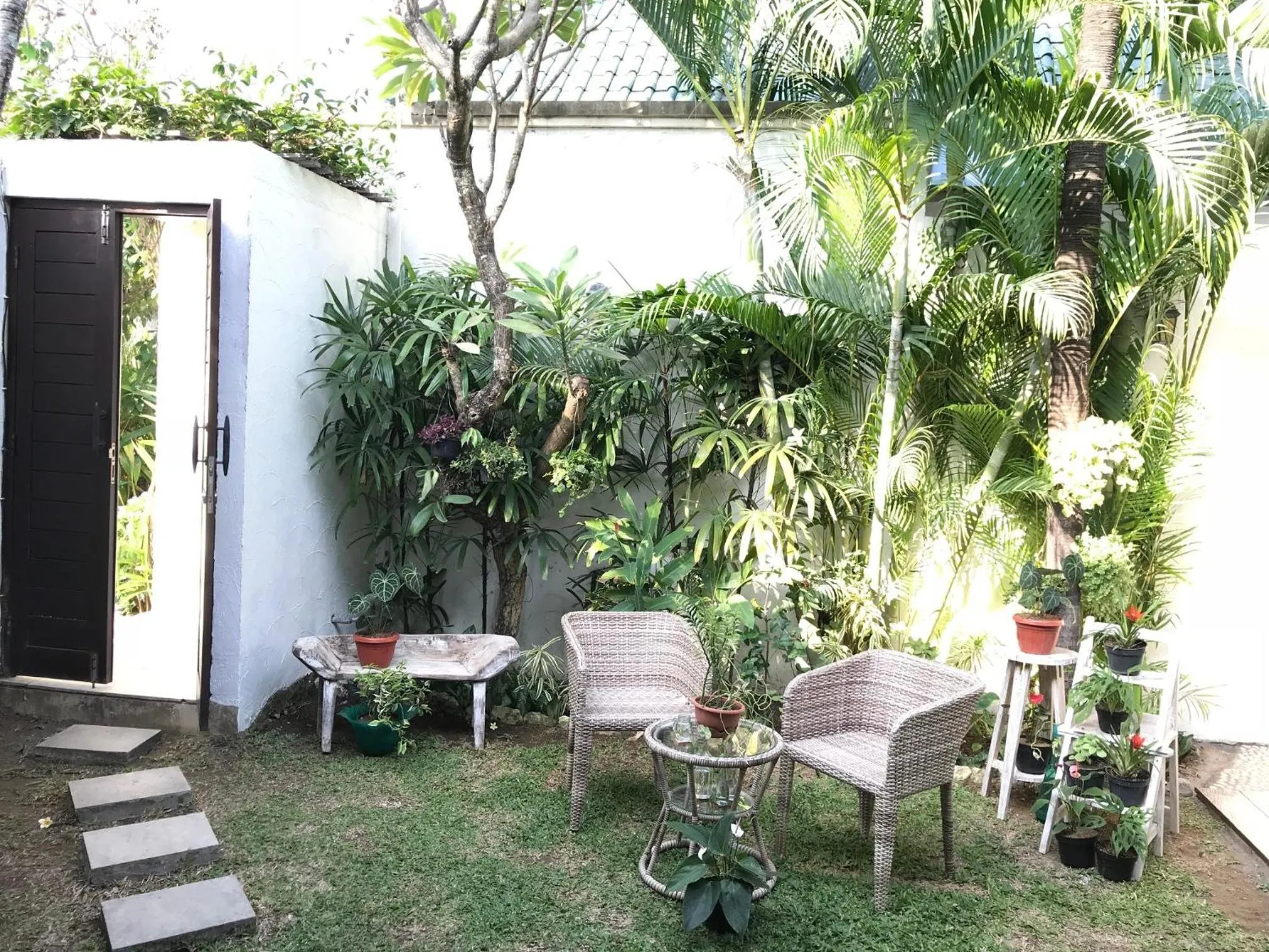 Garden in Artemis Villa Hotel