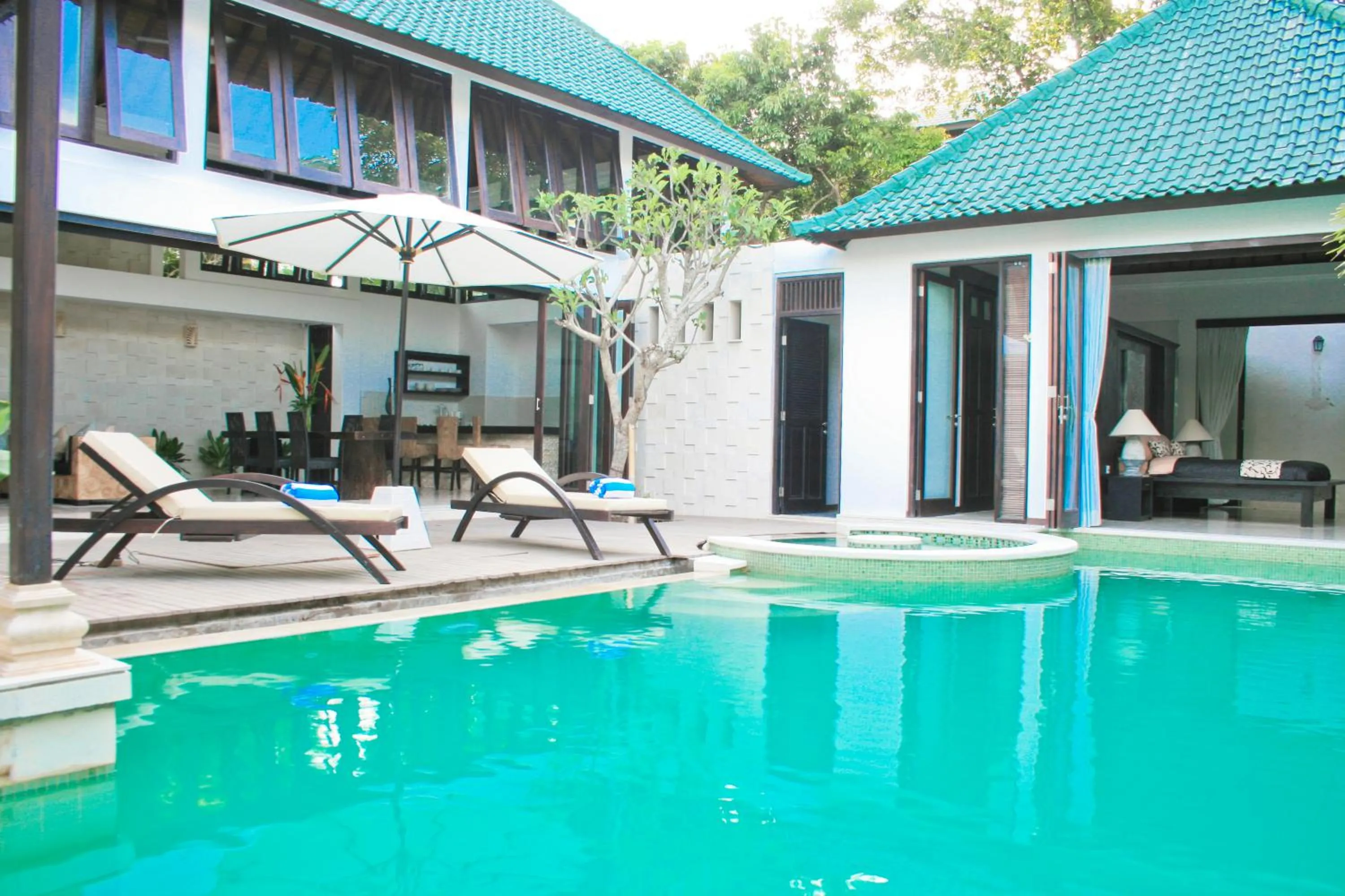 Swimming pool in Artemis Villa Hotel