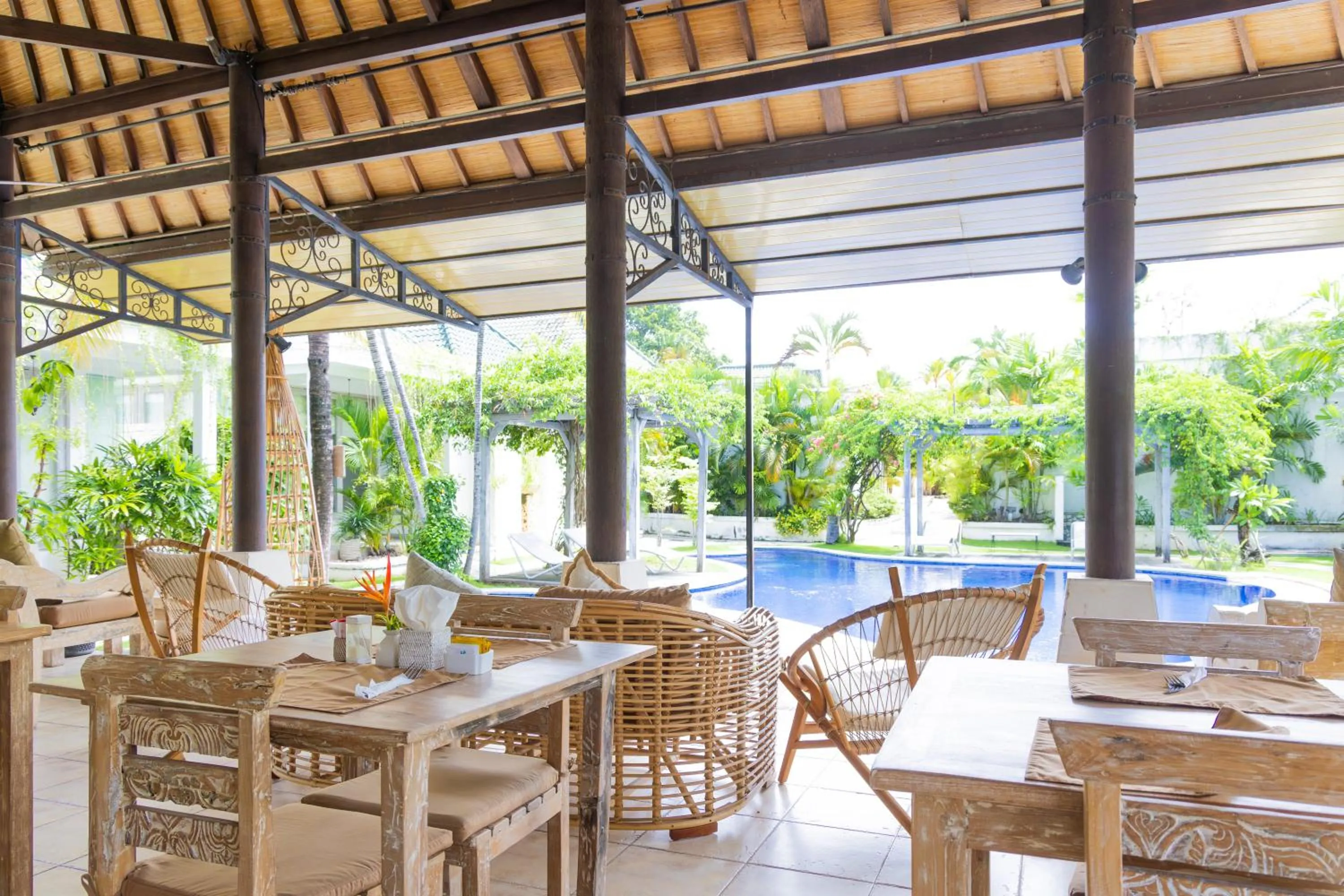 Restaurant/places to eat in Artemis Villa Hotel
