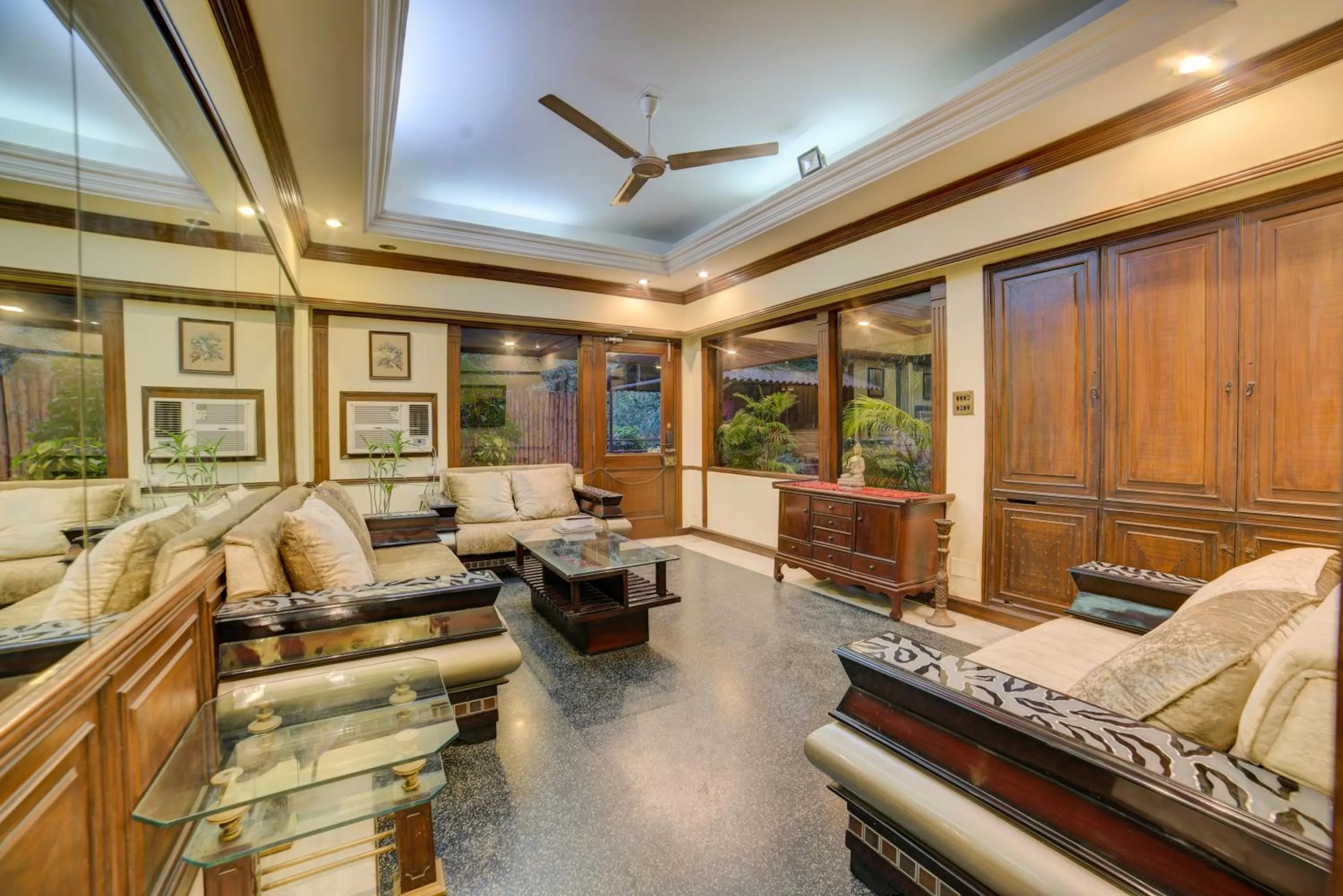 Communal lounge/ TV room in Cp Villa - Rooms with Patio