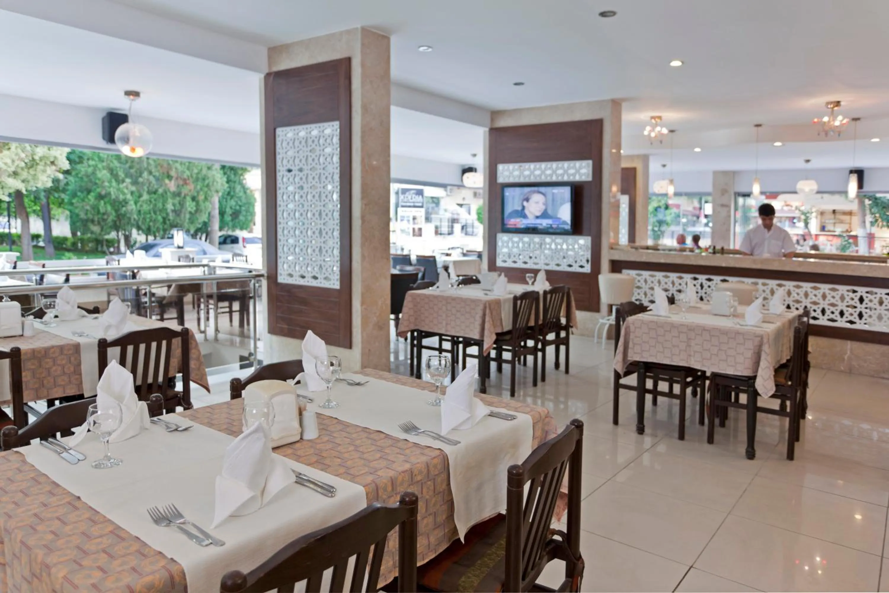 Restaurant/places to eat in Kandelor Hotel