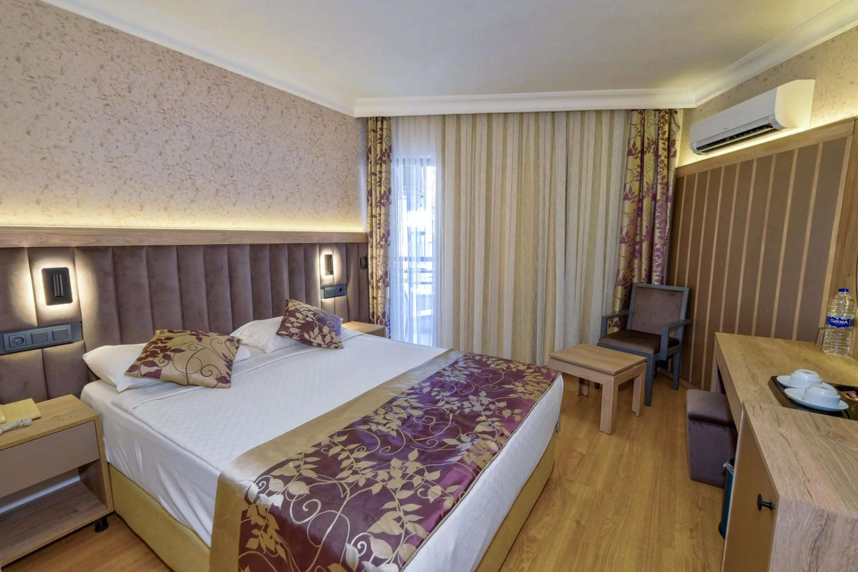 Bed in Kandelor Hotel