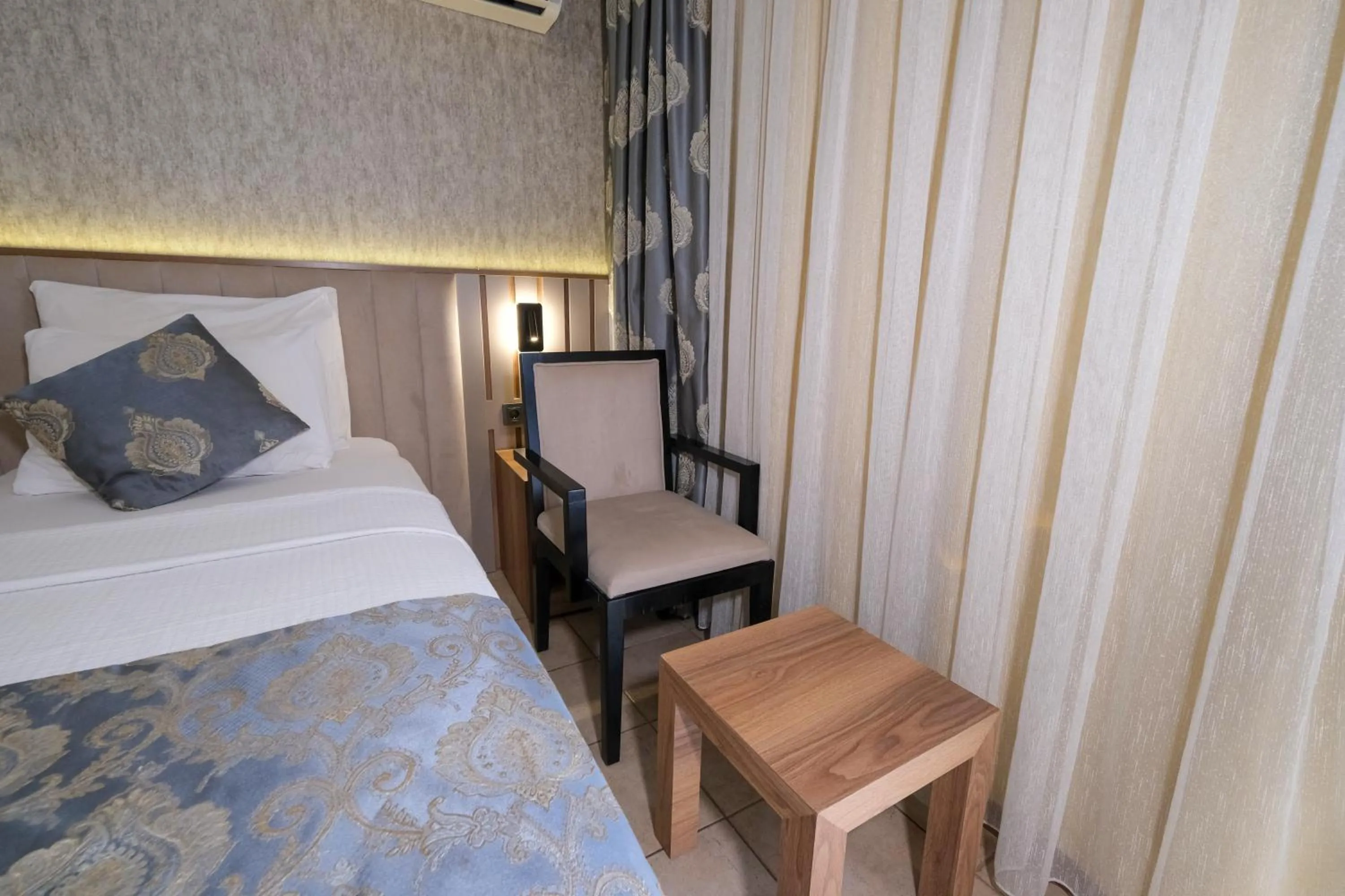 Bed in Kandelor Hotel