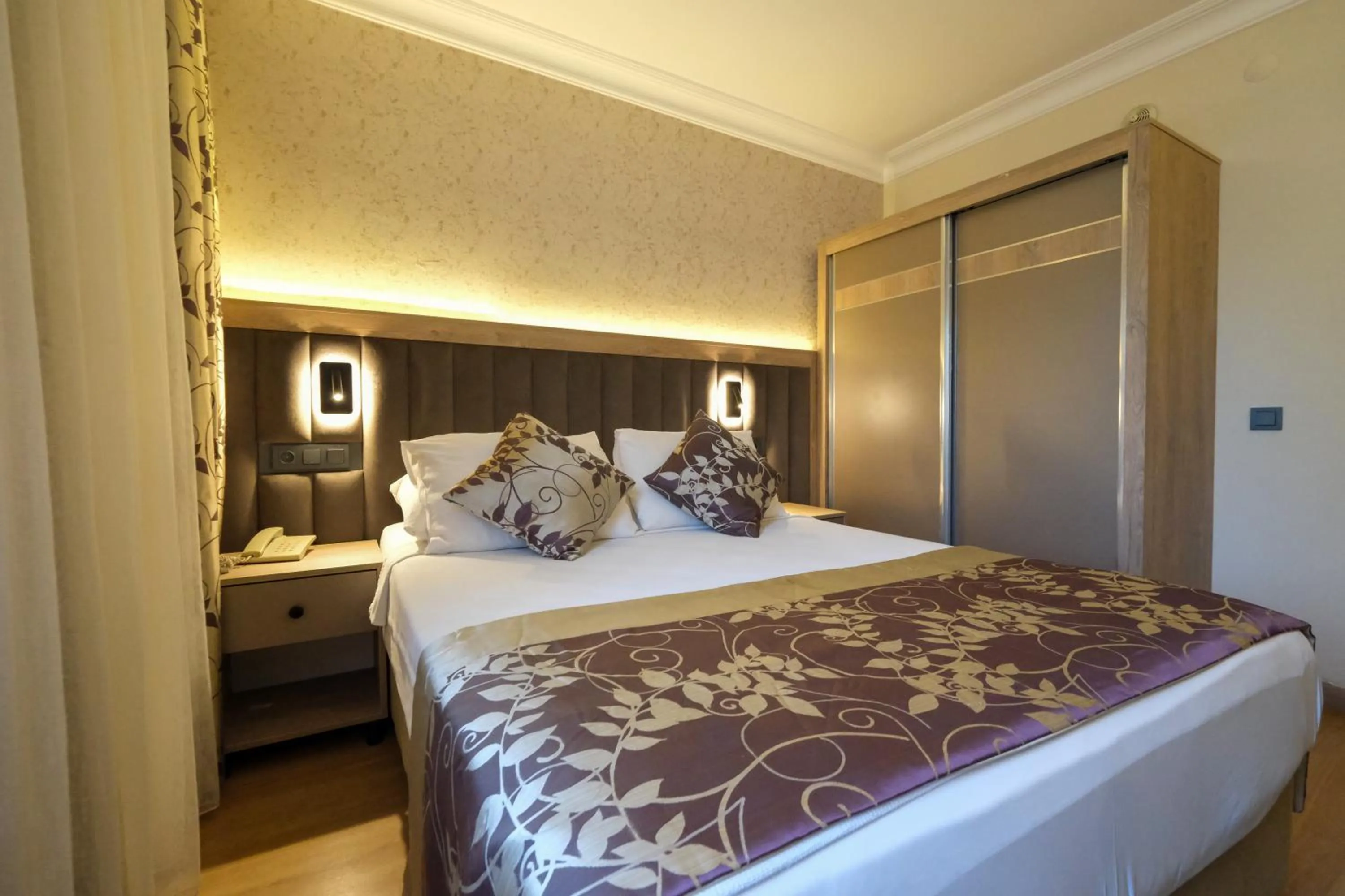 Bed in Kandelor Hotel