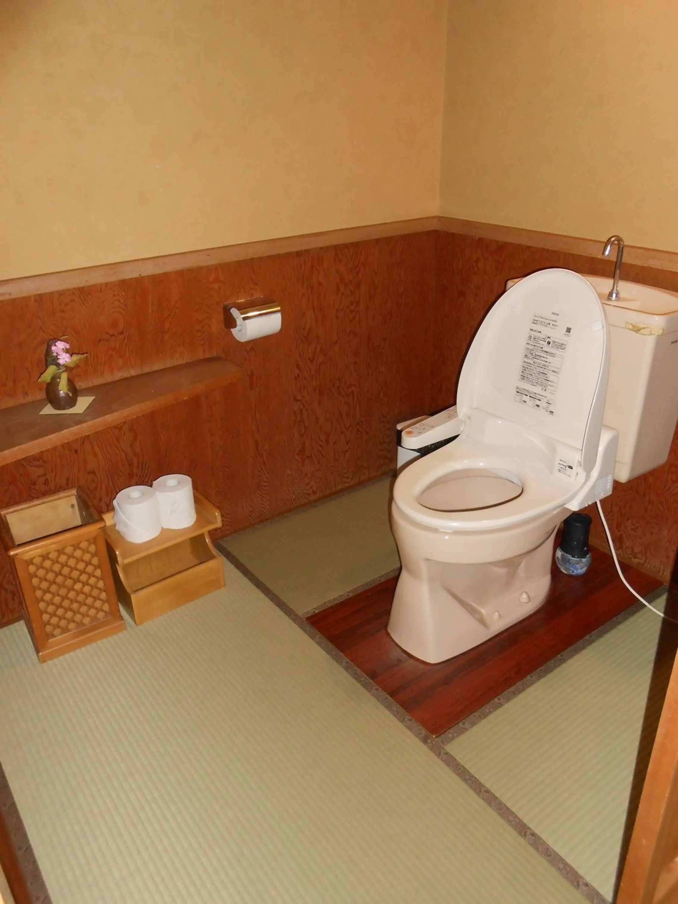 Toilet in Shin Kadoya