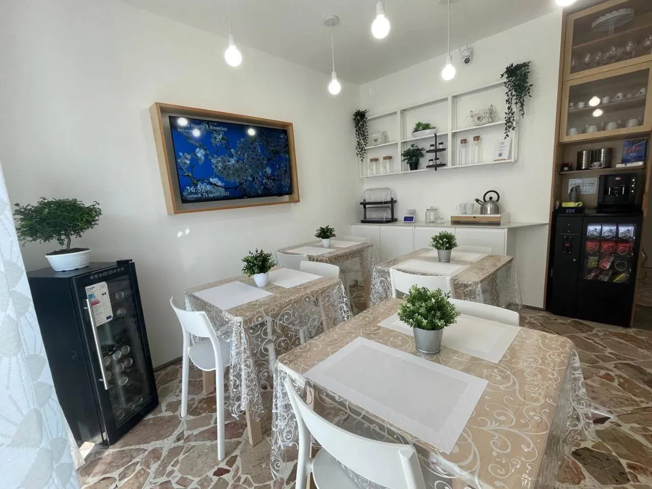 Communal lounge/ TV room, Dining Area in Ciccio R&B di Rosaria Profeta