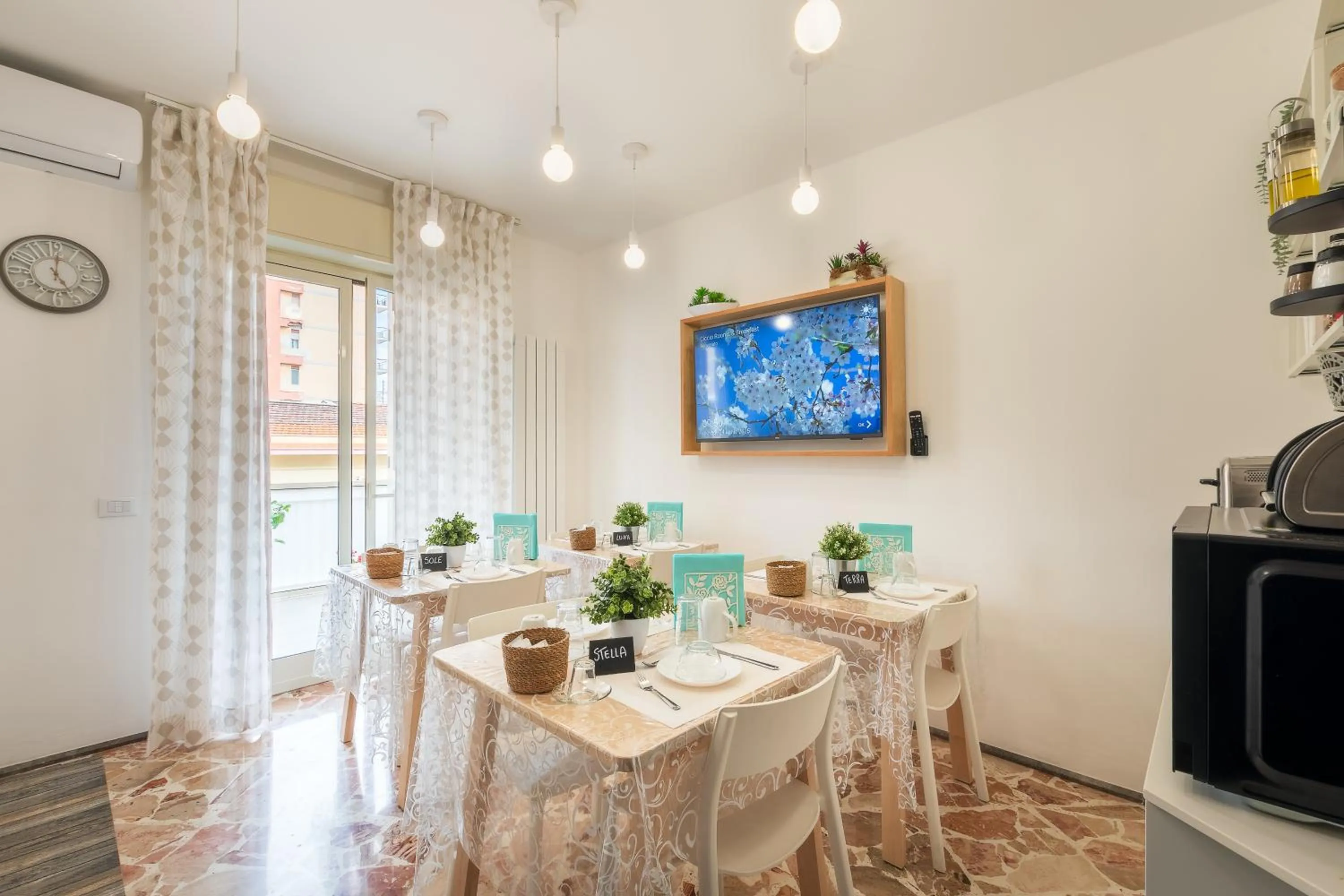 Communal lounge/ TV room in Ciccio Rooms and breakfast - Self check-in