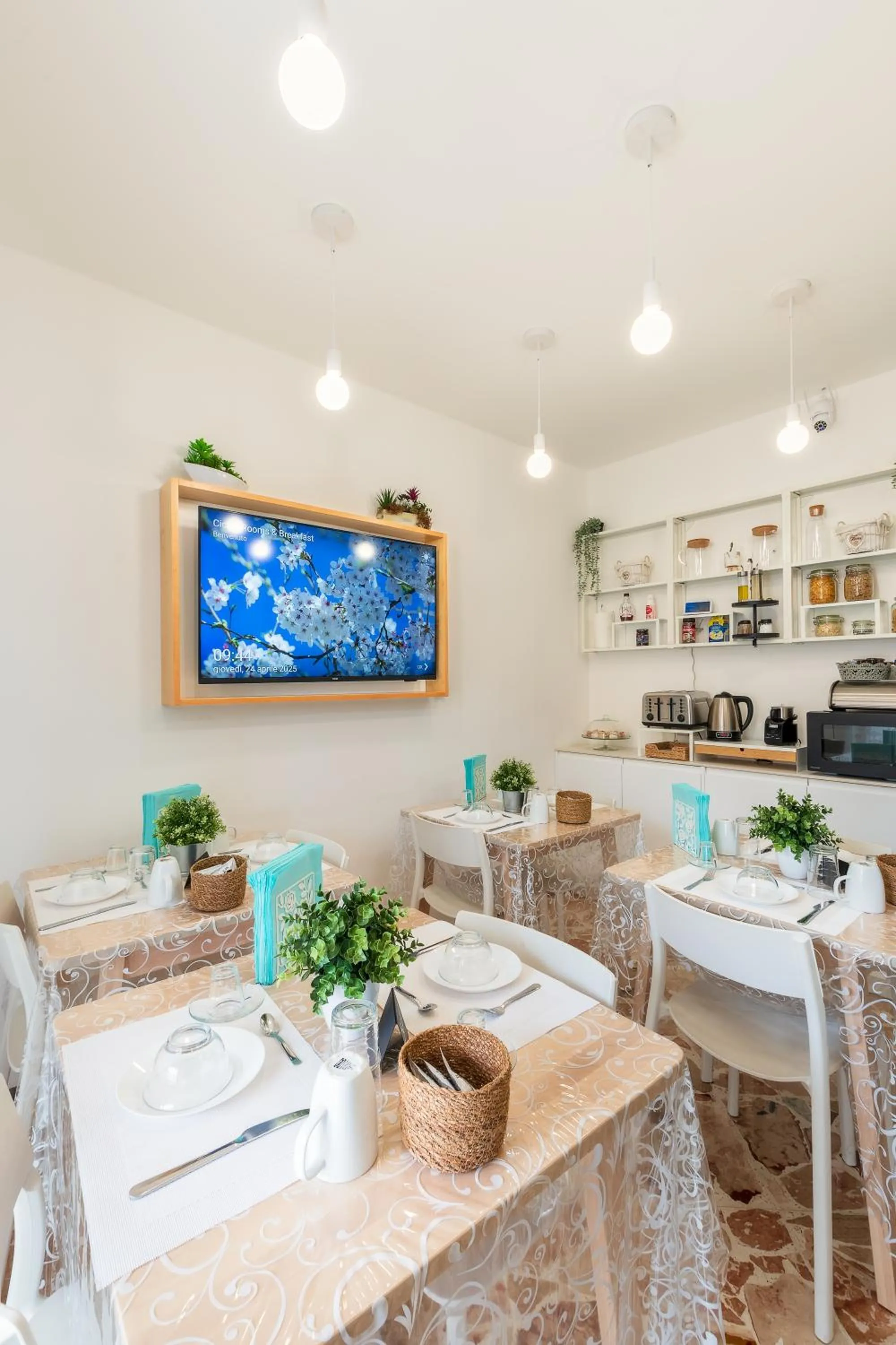 Communal lounge/ TV room in Ciccio Rooms and breakfast - Self check-in