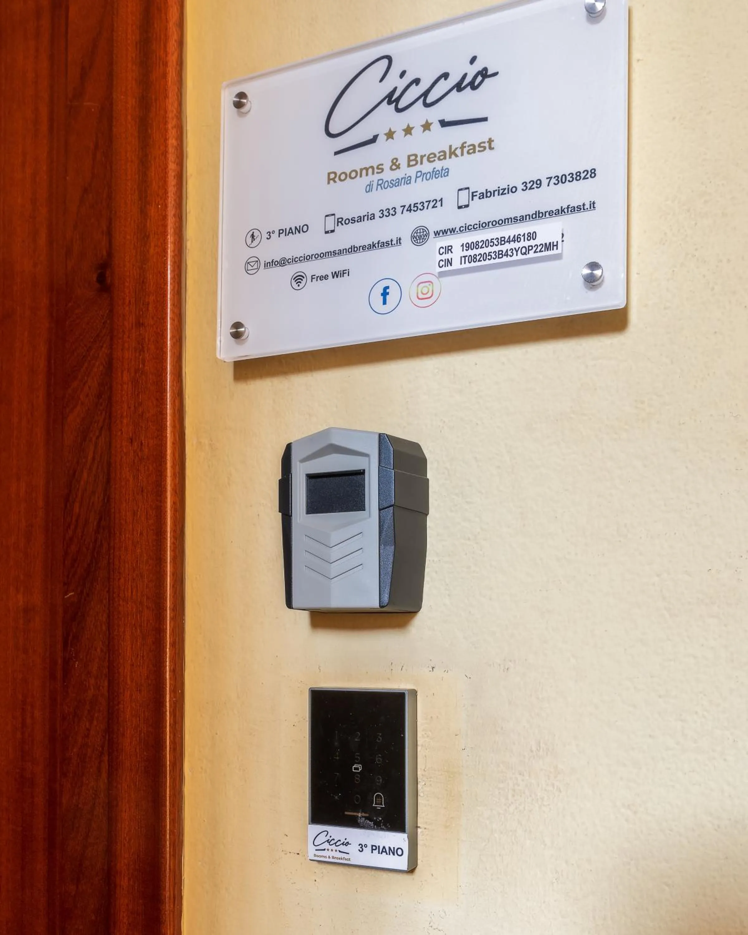 Logo/Certificate/Sign in Ciccio Rooms and breakfast - Self check-in