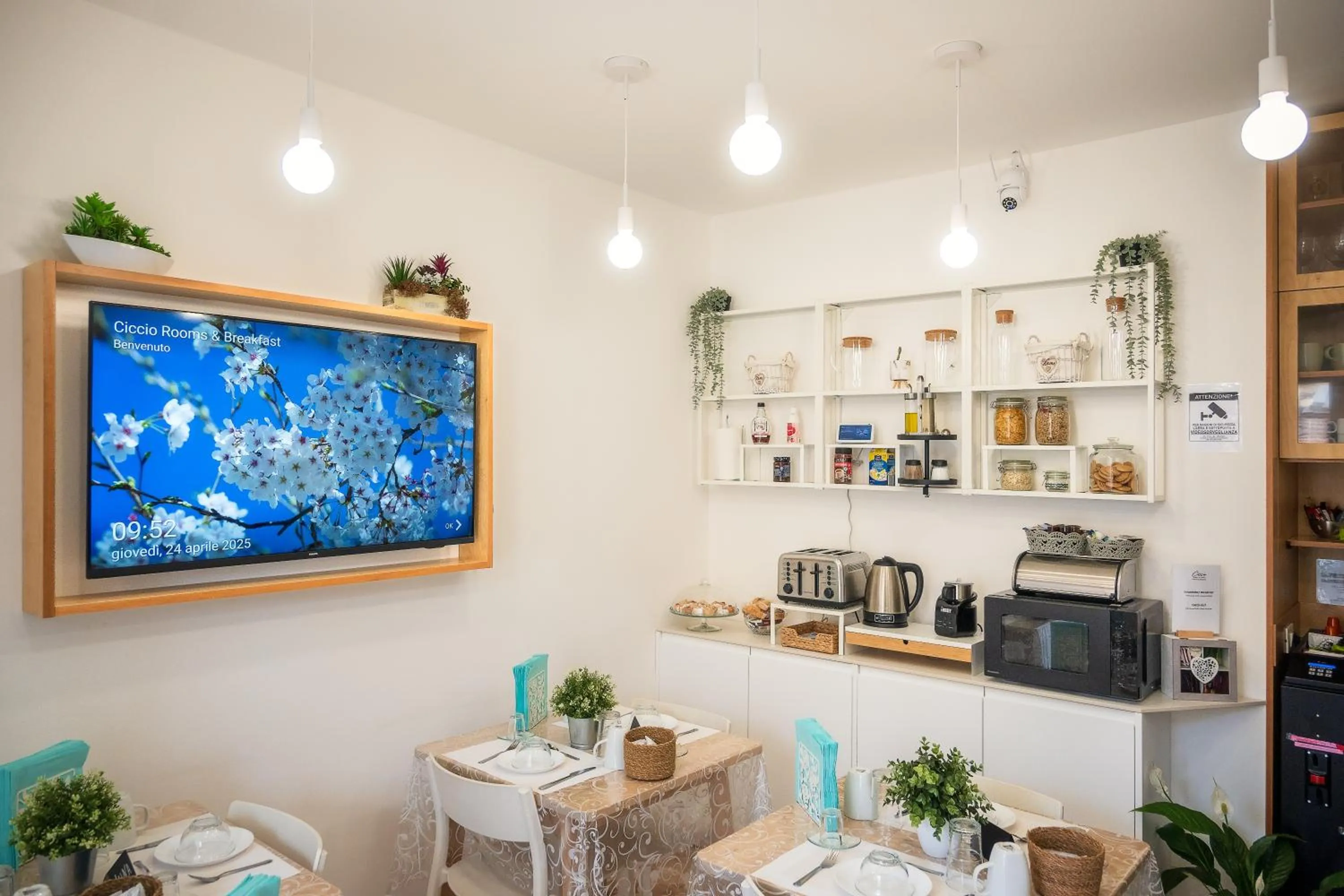 Communal lounge/ TV room in Ciccio Rooms and breakfast - Self check-in