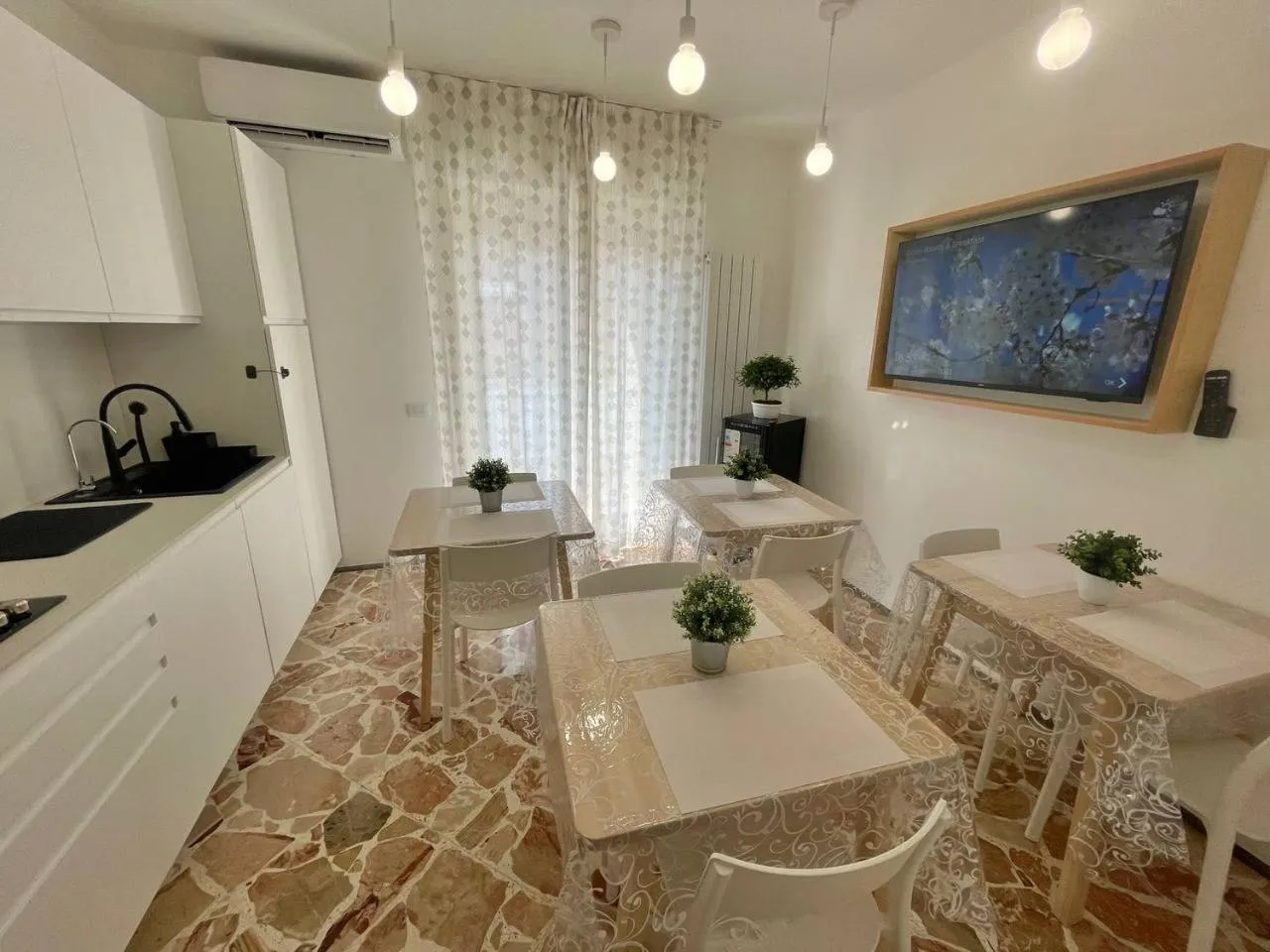 Communal lounge/ TV room, Dining Area in Ciccio R&B di Rosaria Profeta