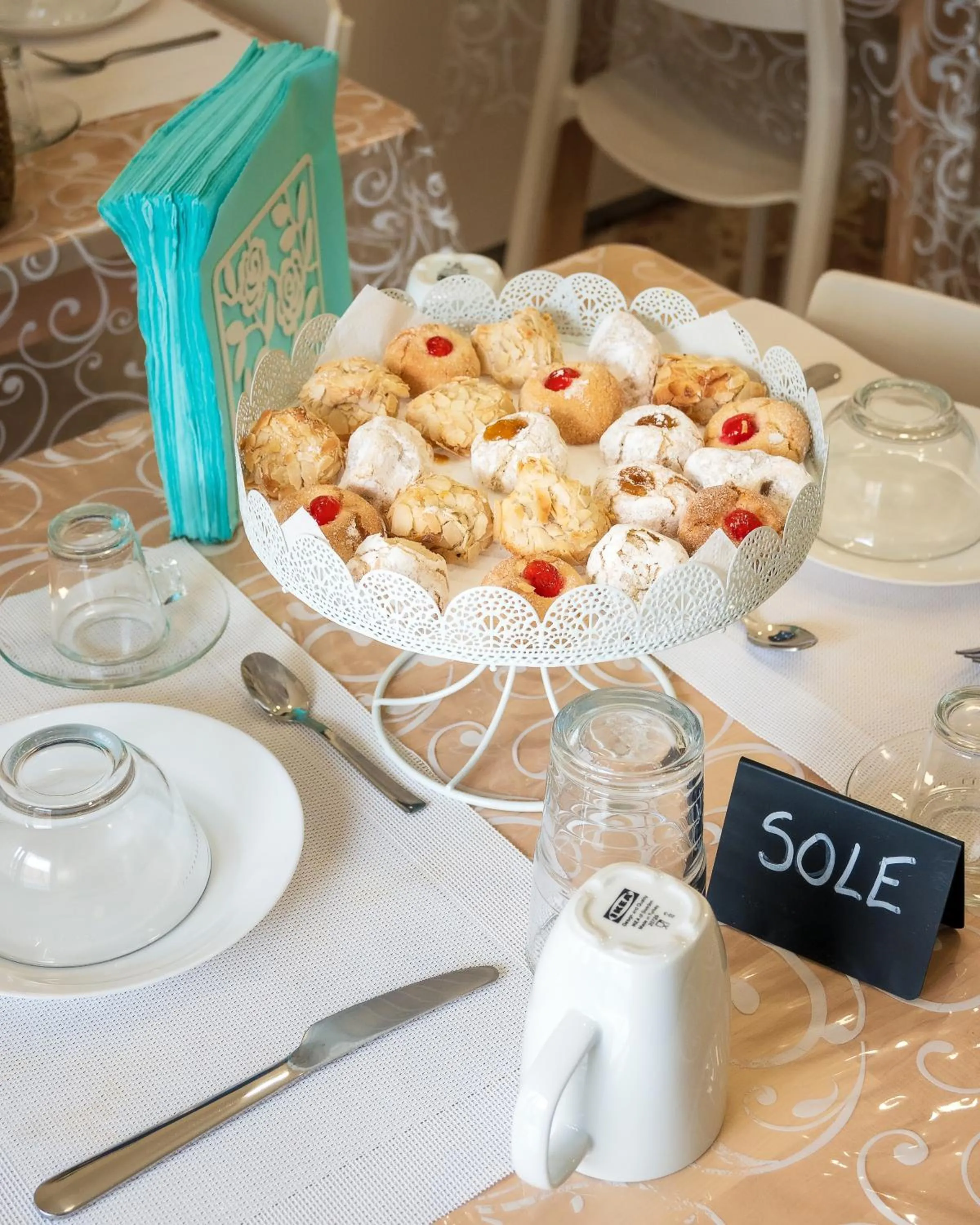 Communal lounge/ TV room in Ciccio Rooms and breakfast - Self check-in