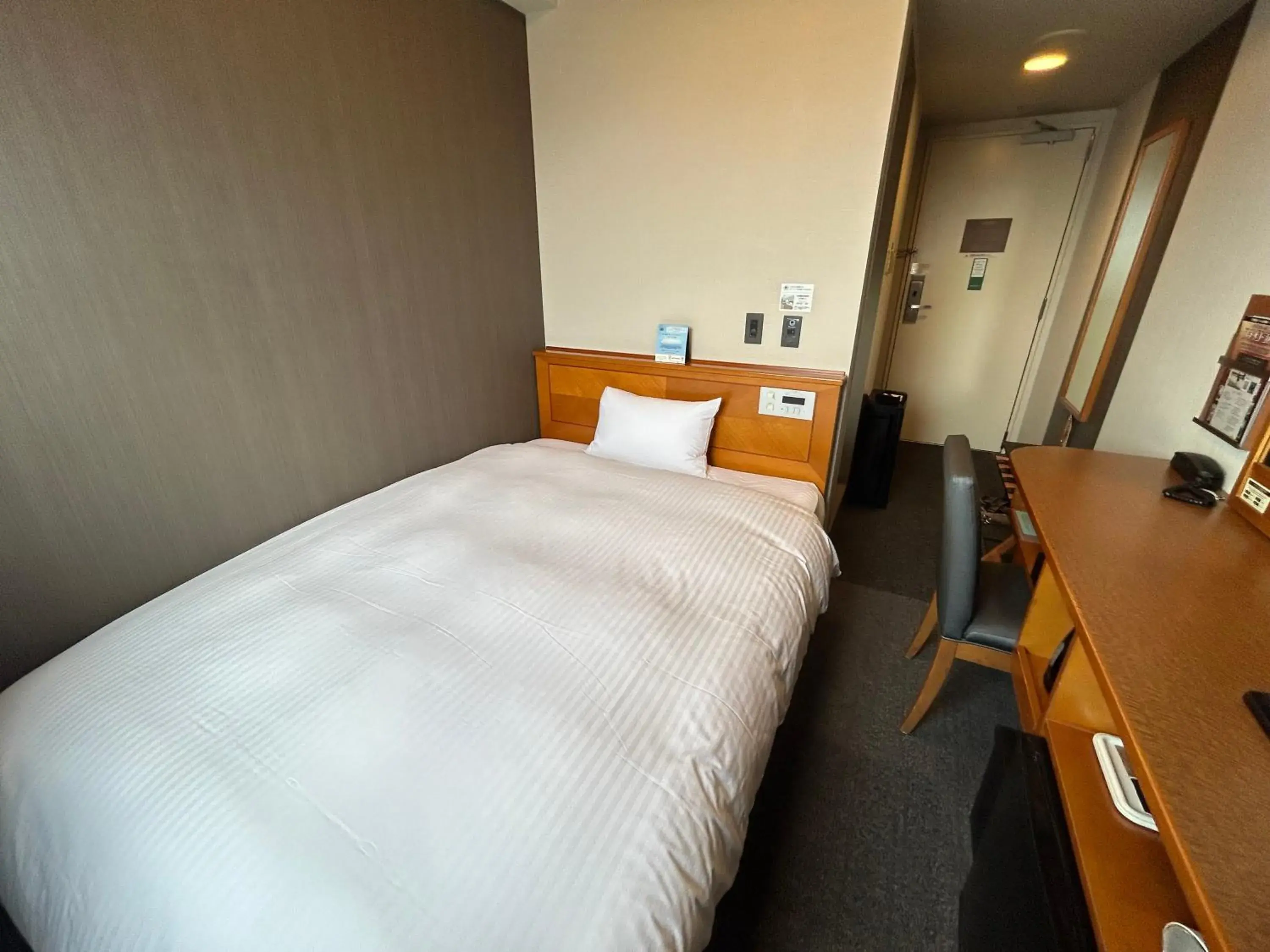 Photo of the whole room, Bed in Hotel Route-Inn Kanazawa Ekimae Photo of the whole room, Bed in Hotel Route-Inn Kanazawa Ekimae