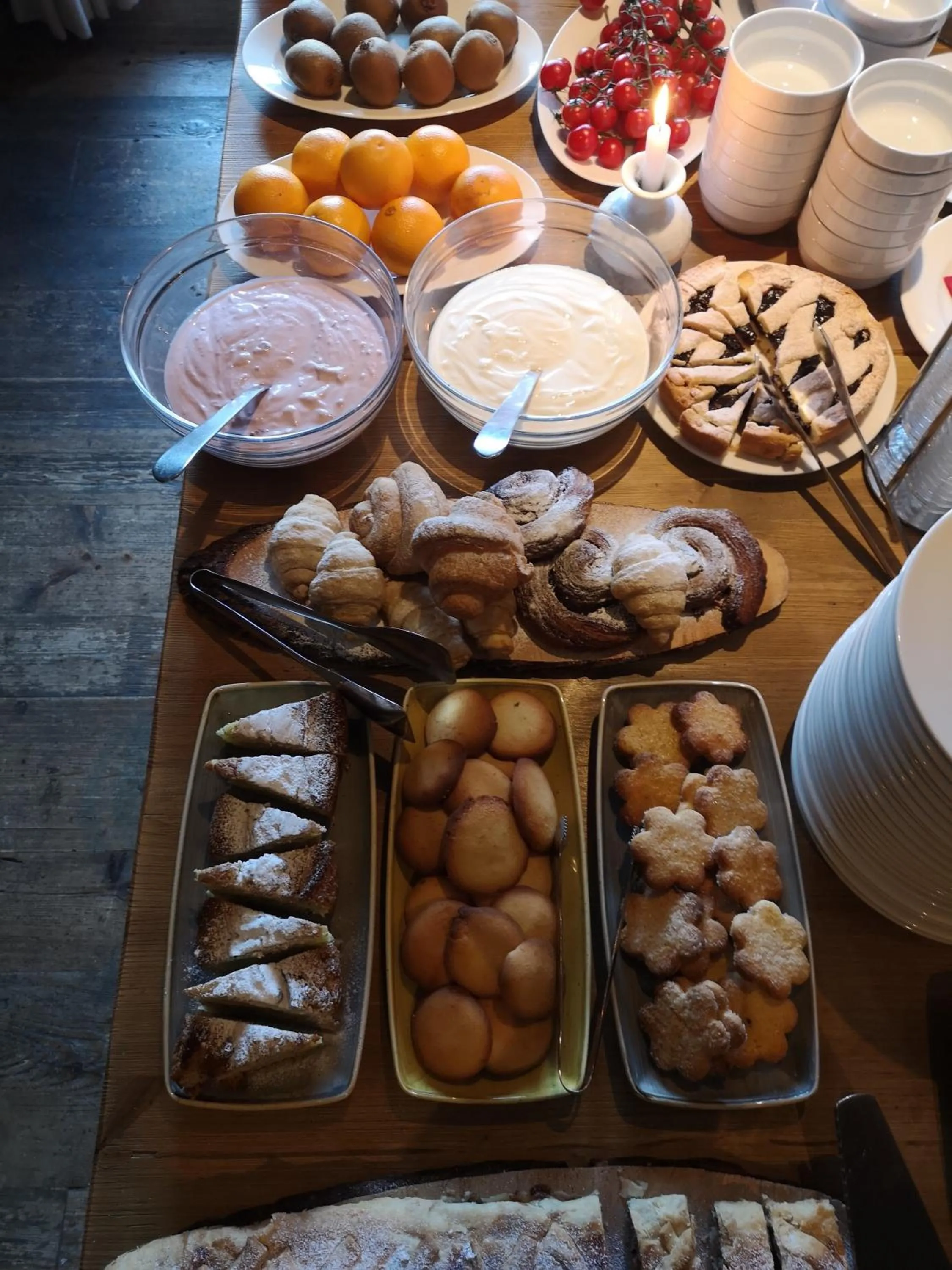 Buffet breakfast in Fogajard Lovely Chalet