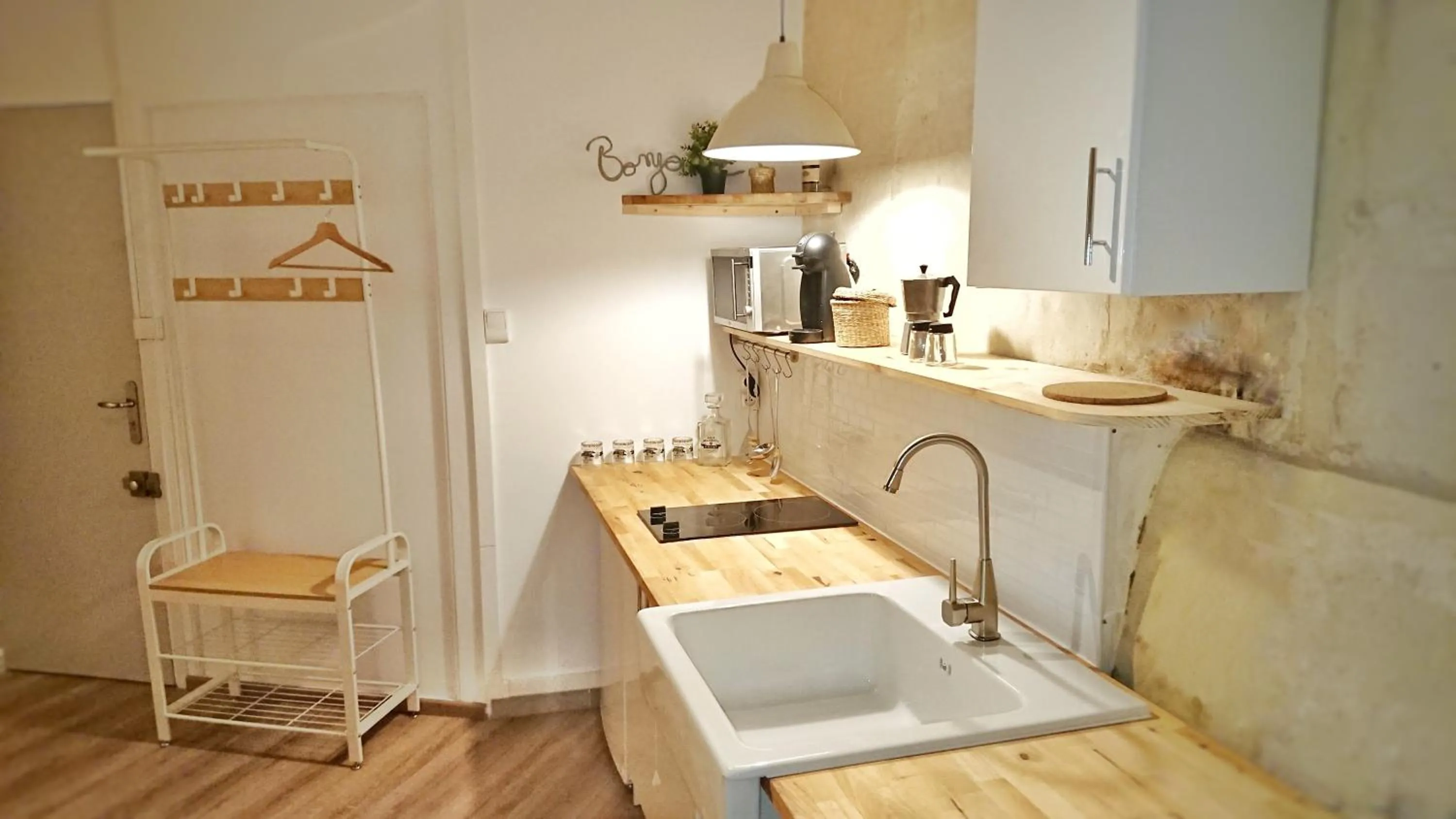 Apartment - Split Level in Place de la Roquette, centre historique