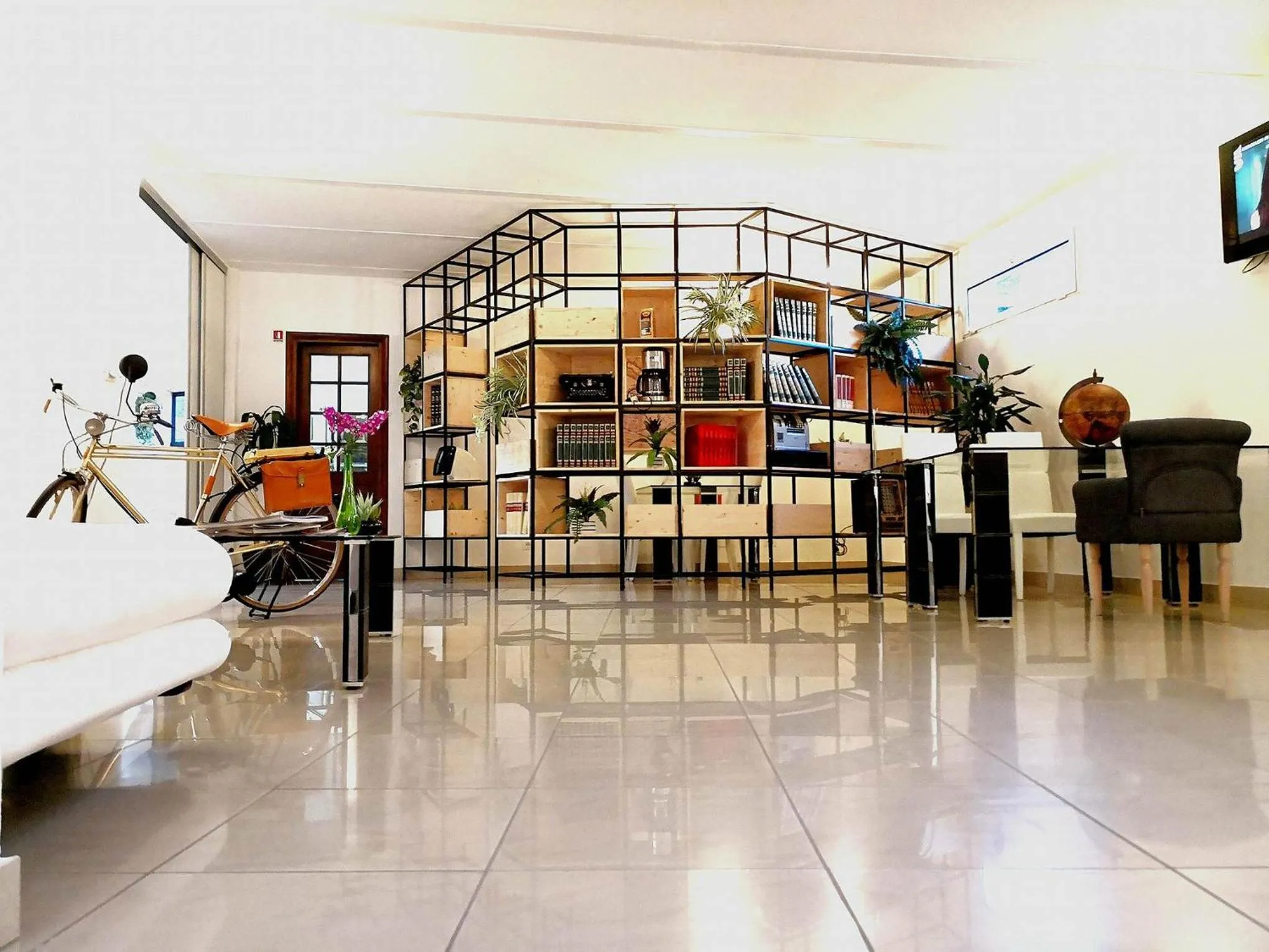 Communal lounge/ TV room in Hotel Darival Nomentana