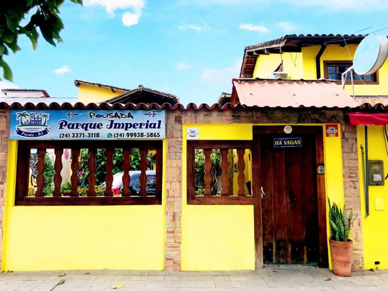 Facade/entrance in Pousada Parque Imperial no centro de Paraty