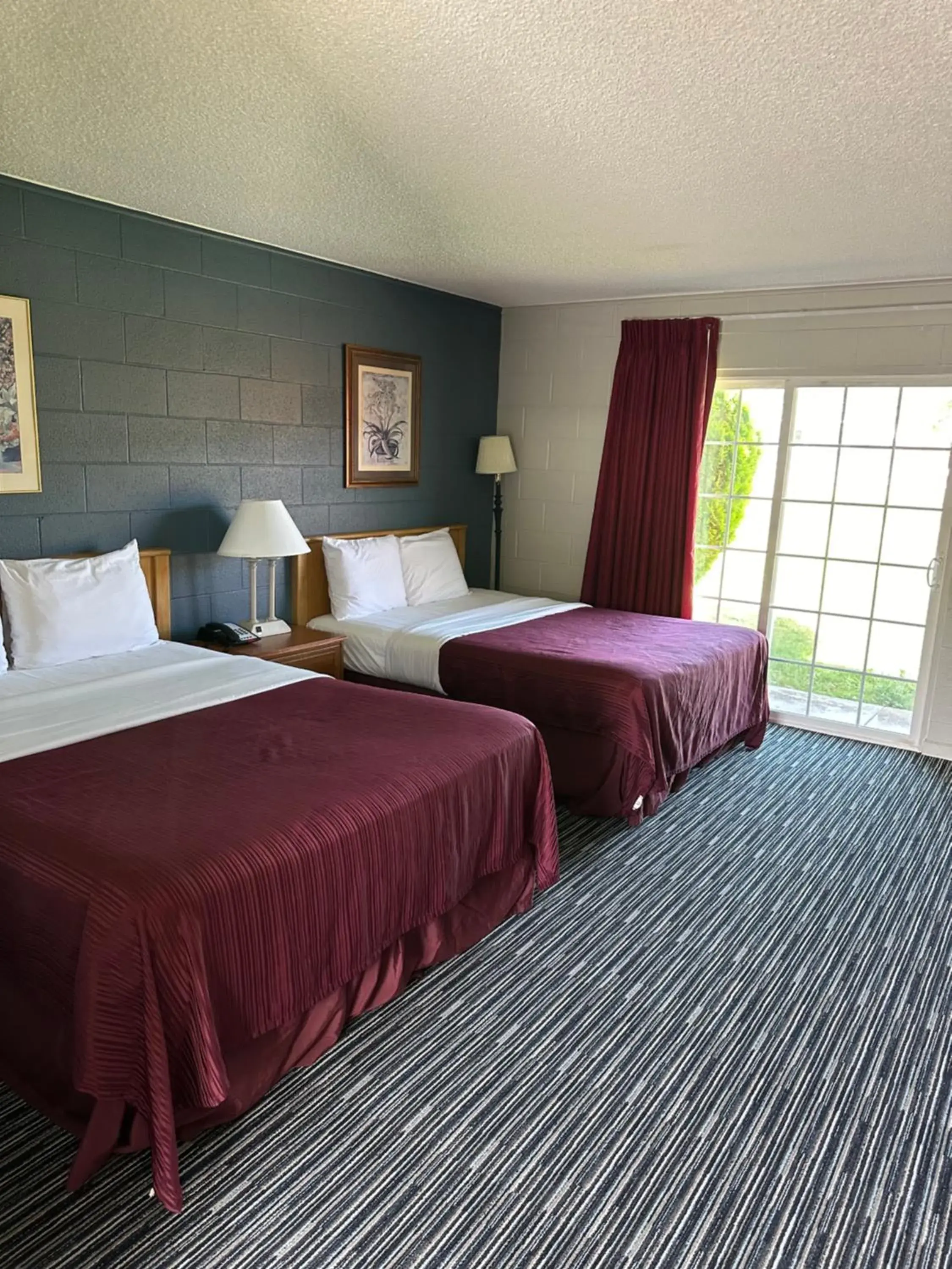 Queen Room with Two Queen Beds in Relax Inn Yreka Queen Room with Two Queen Beds in Relax Inn Yreka