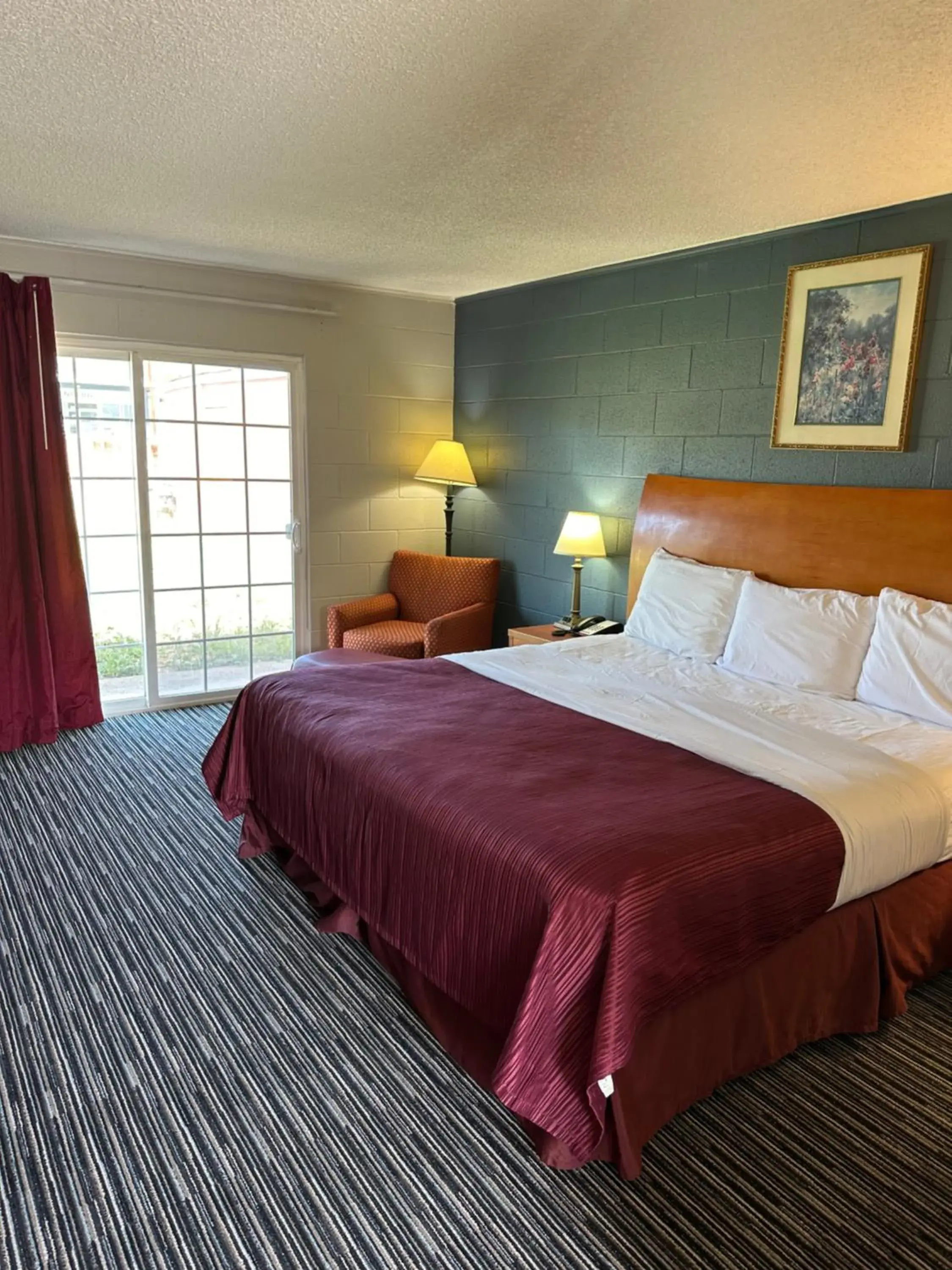 King Room in Relax Inn Yreka King Room in Relax Inn Yreka