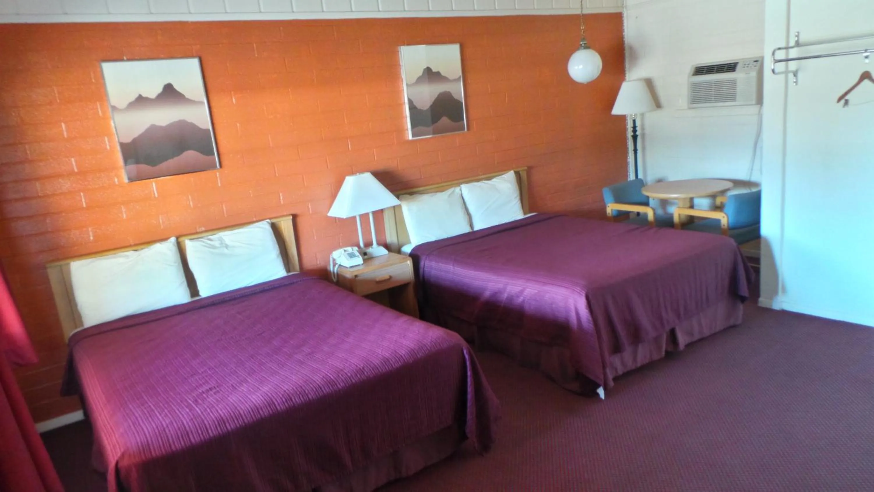 Bed in Relax Inn Yreka