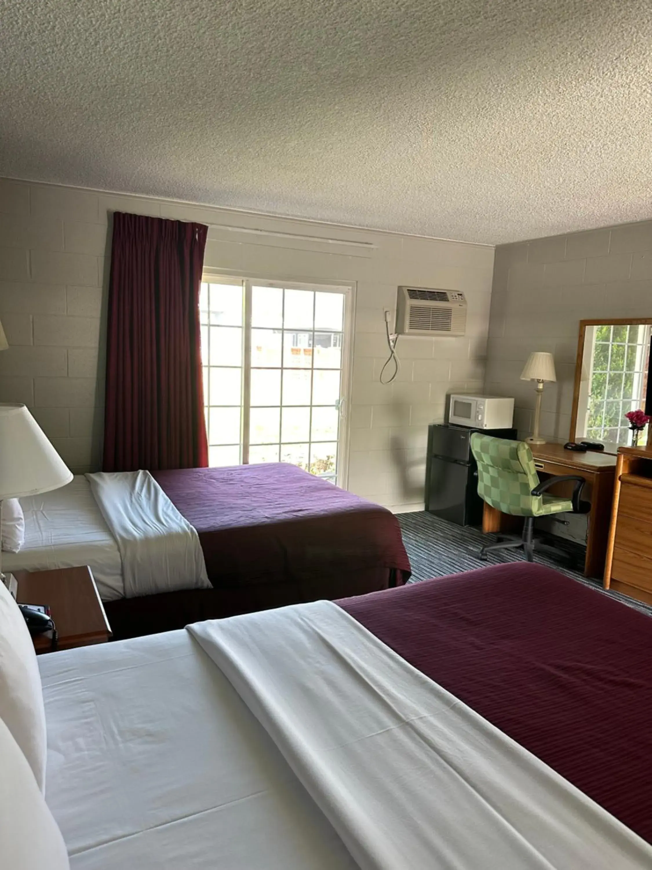 Queen Room with Two Queen Beds in Relax Inn Yreka Queen Room with Two Queen Beds in Relax Inn Yreka