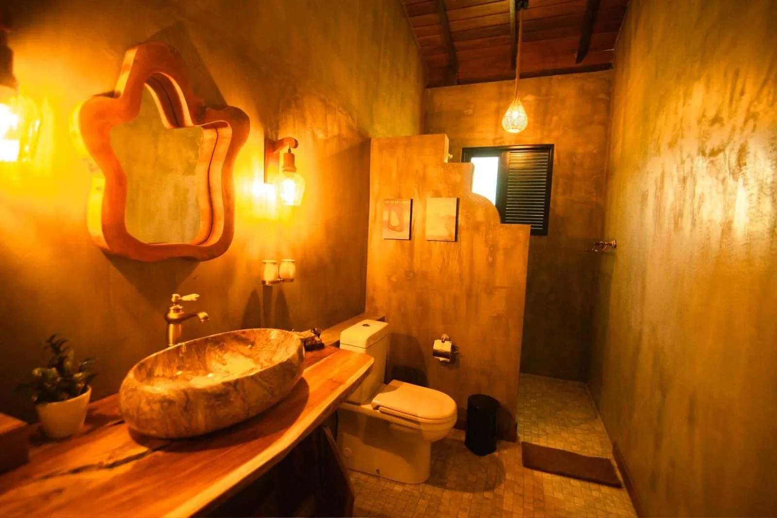 Bathroom in Flameback Eco Lodge