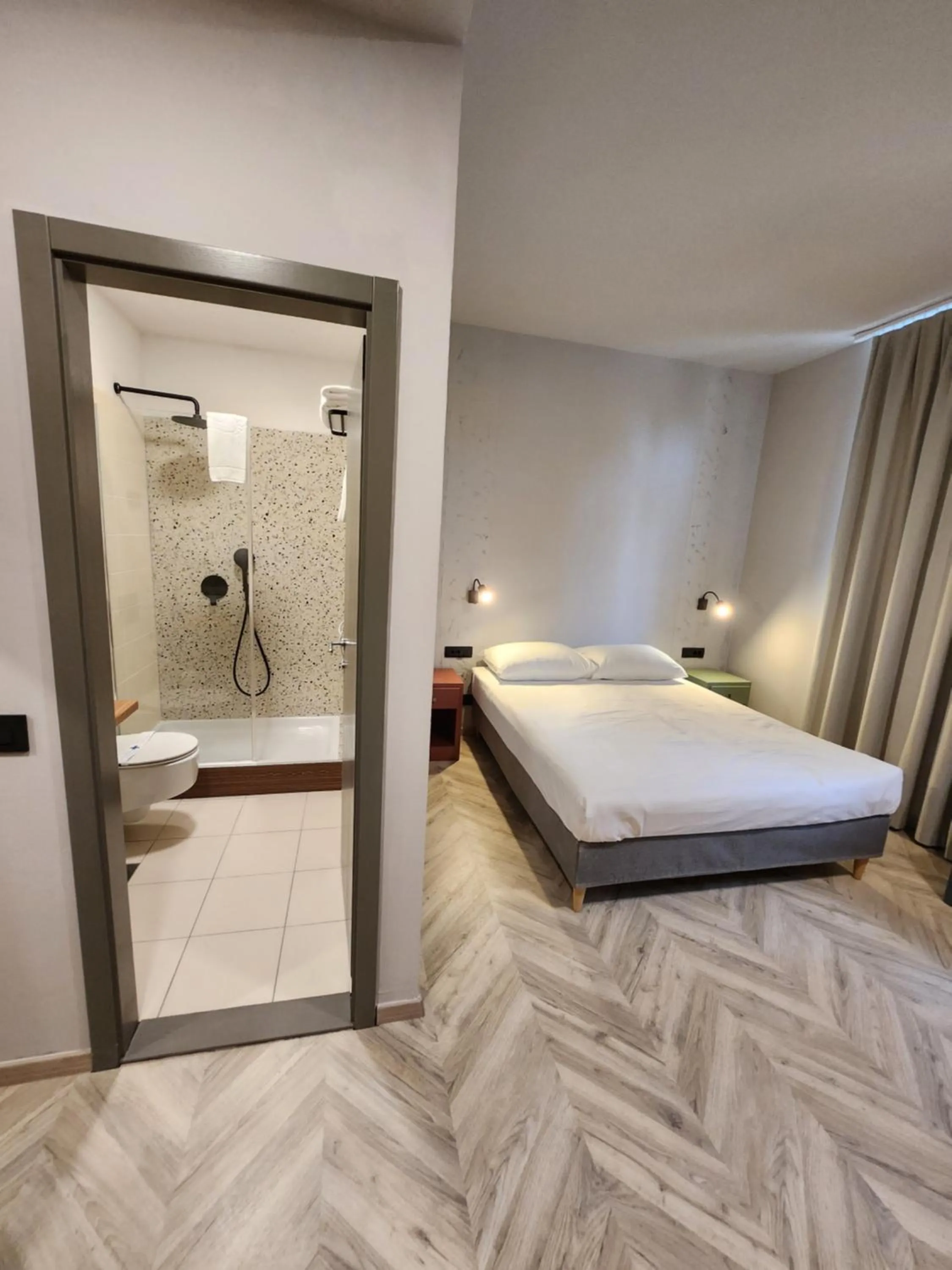 Bathroom, Bed in Hotel Amfiteatar