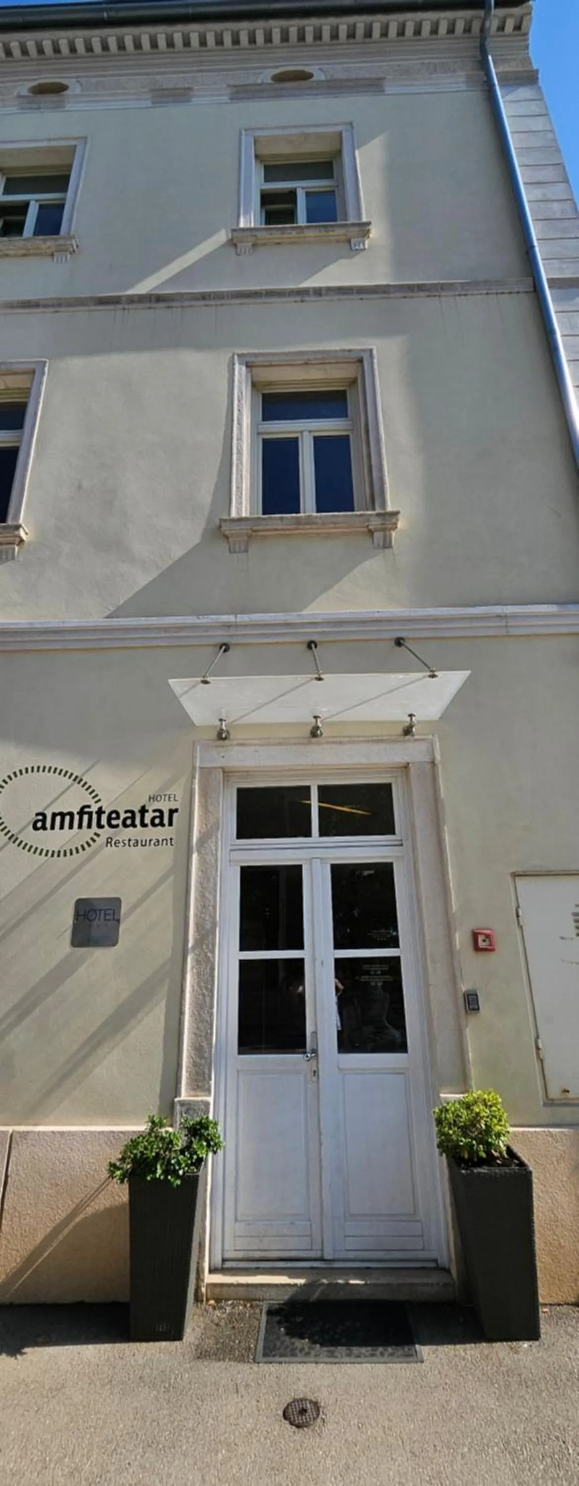 Property building in Hotel Amfiteatar