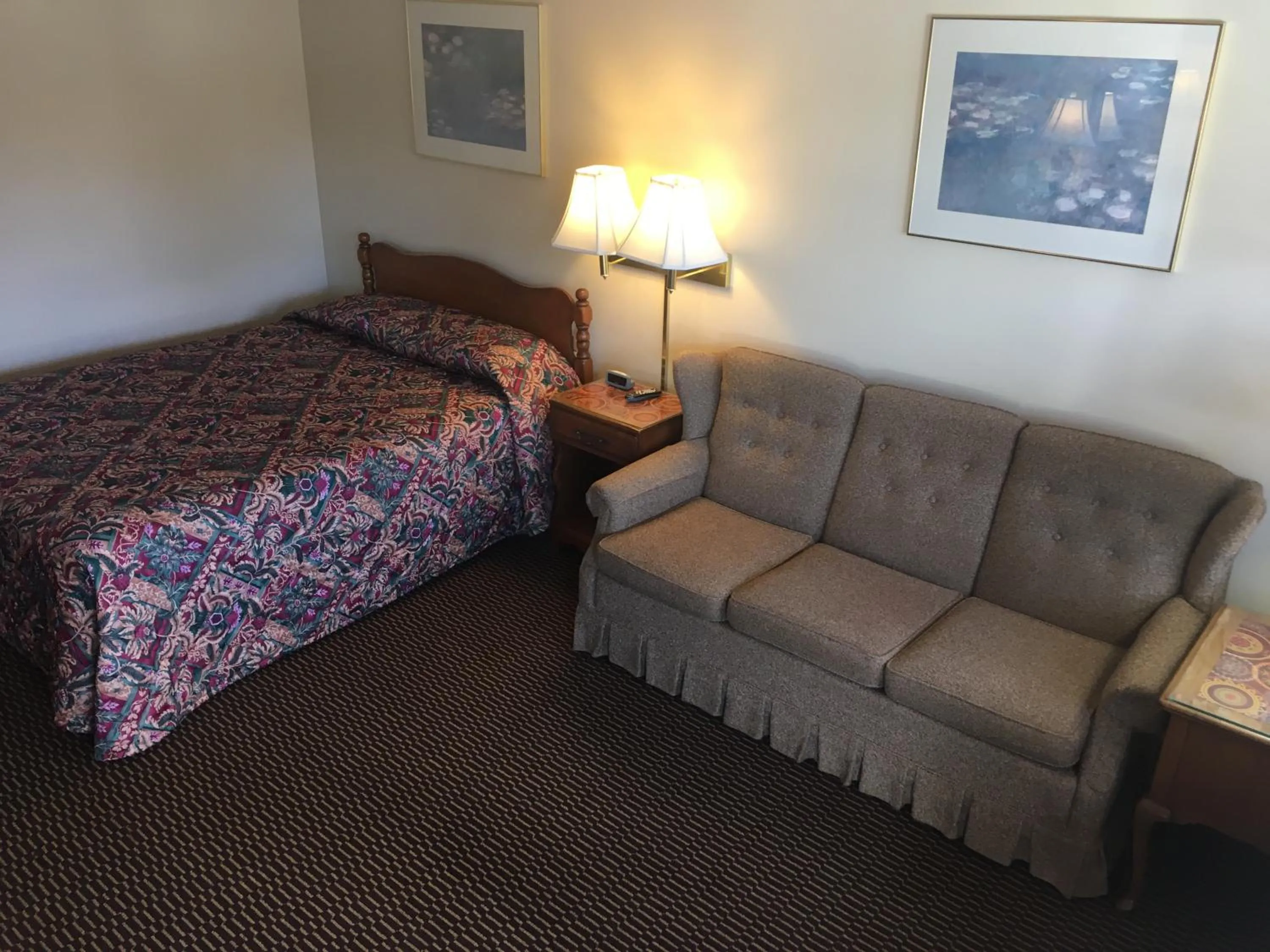 Bed in Catamount Motel