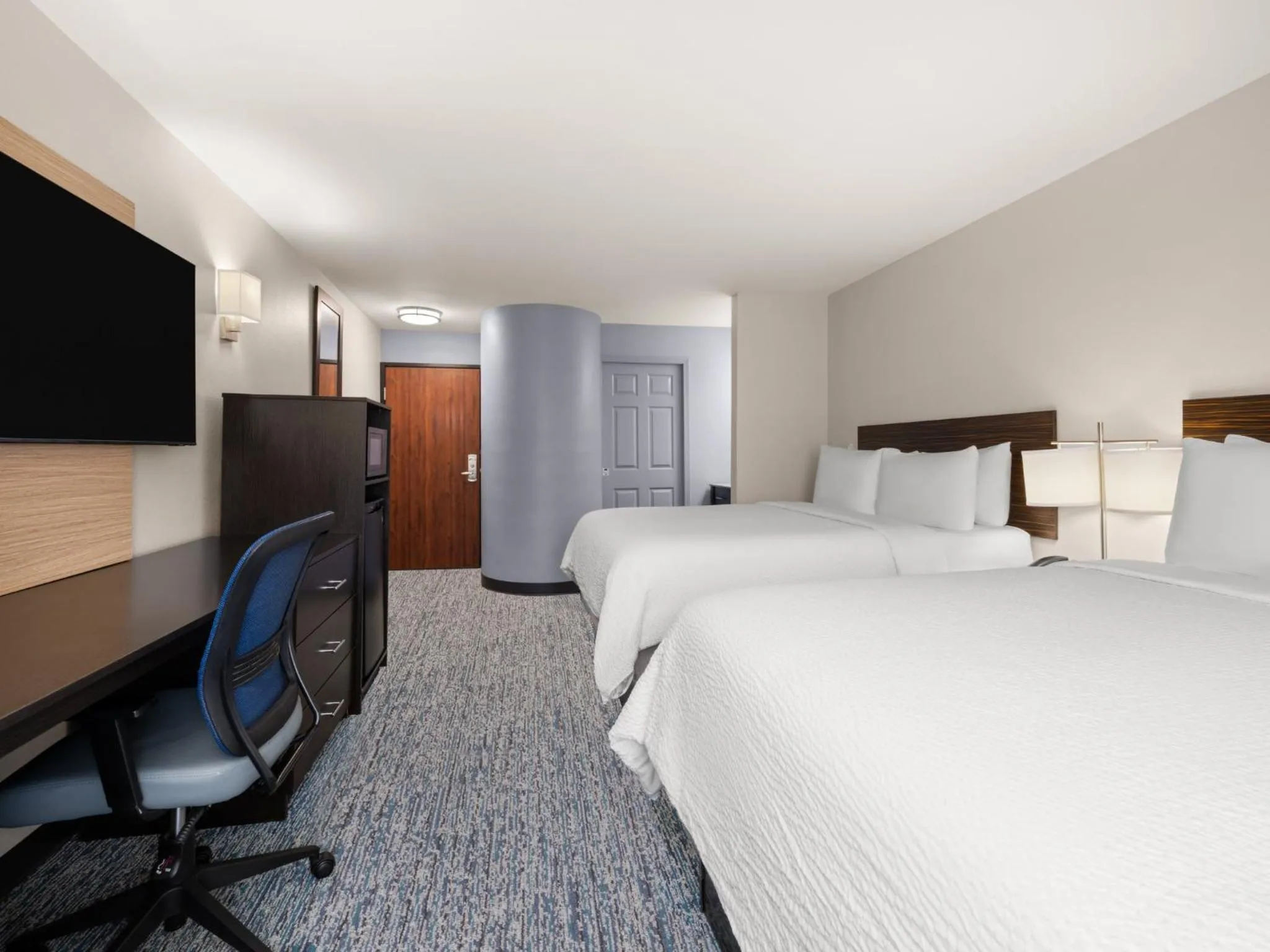 Photo of the whole room, Bed in Garner Hotel Topeka West by IHG