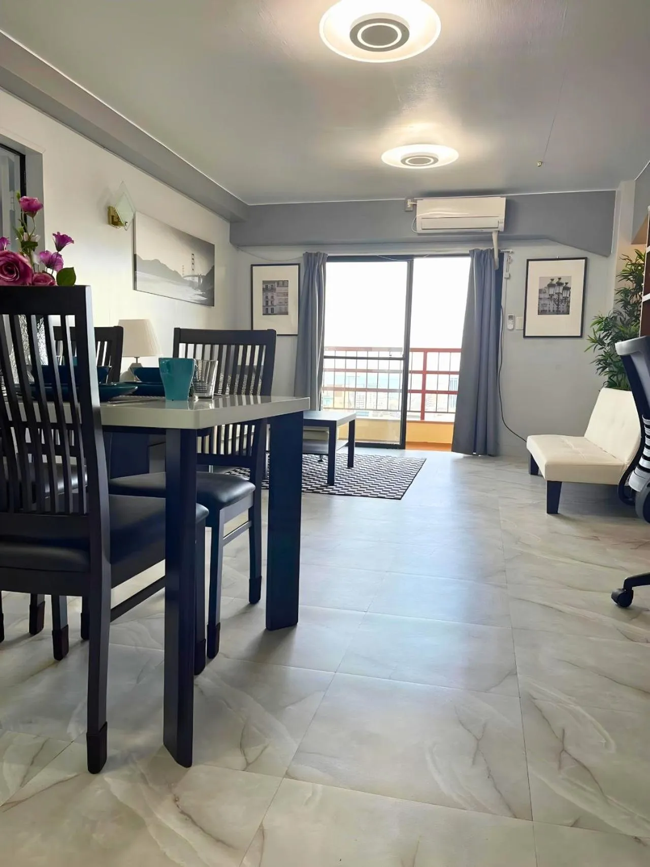 Living room in Sea View Court Kobe