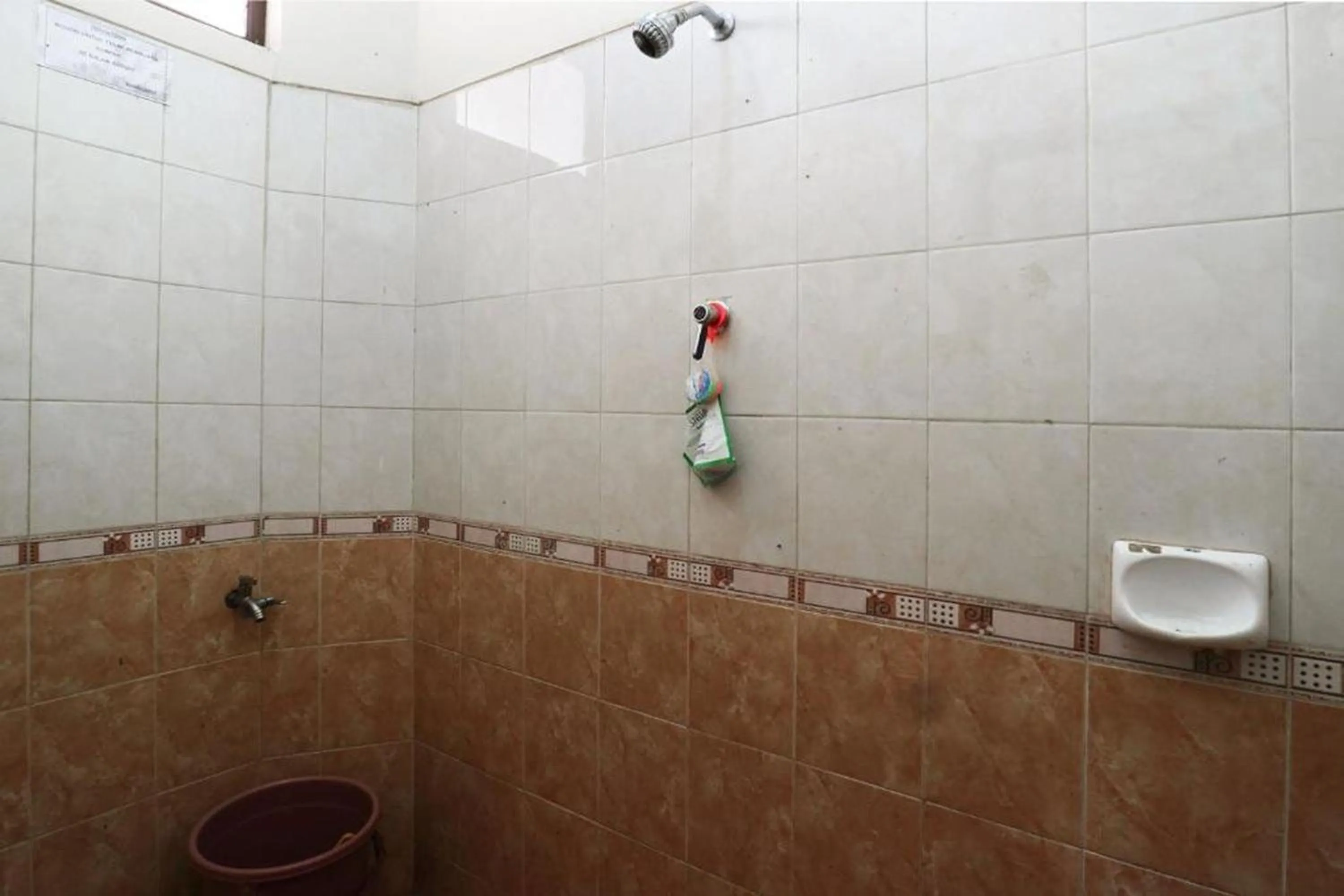 Shower in Hotel Arjuna