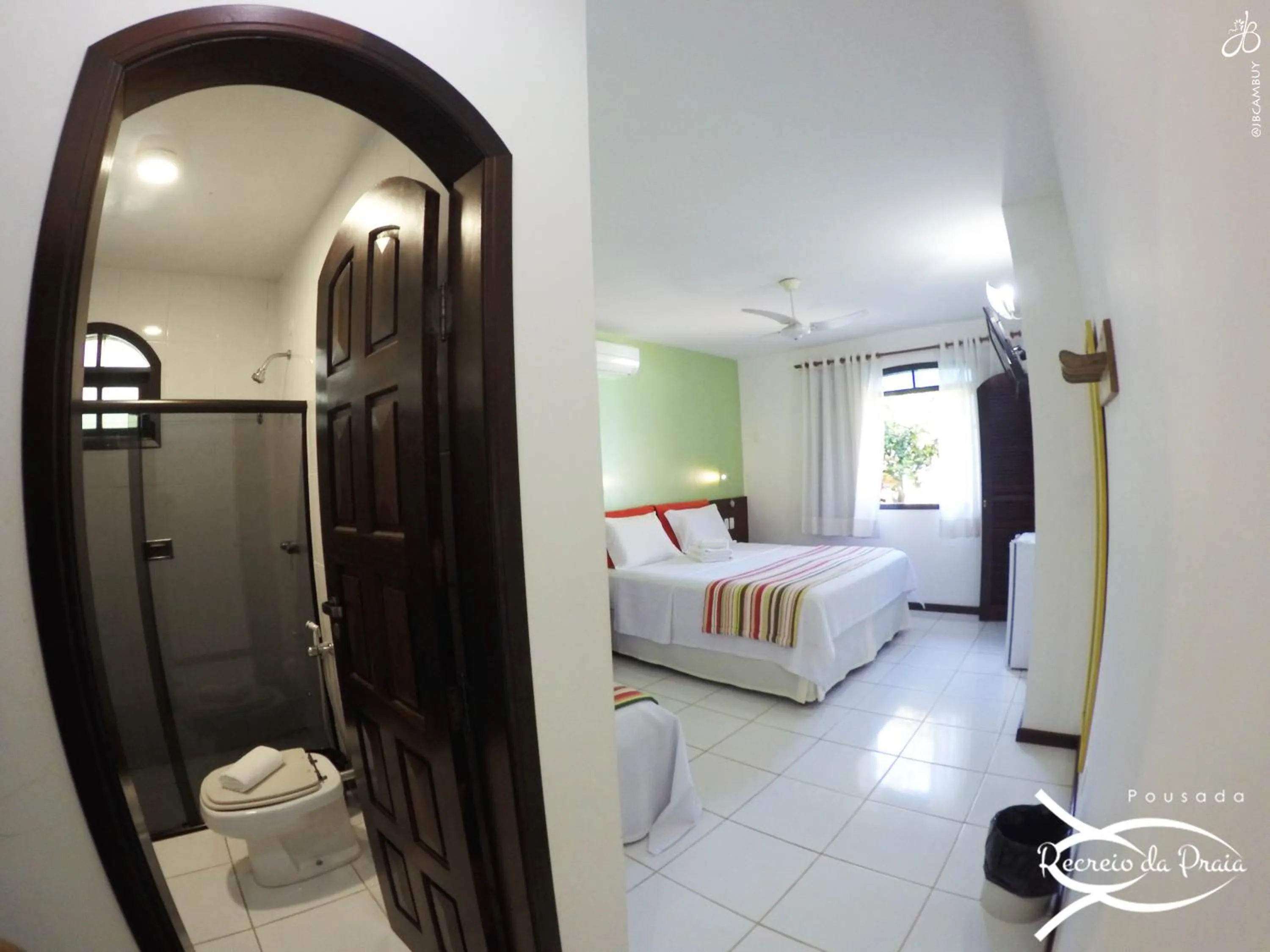 Shower, Bed in Pousada Recreio Da Praia