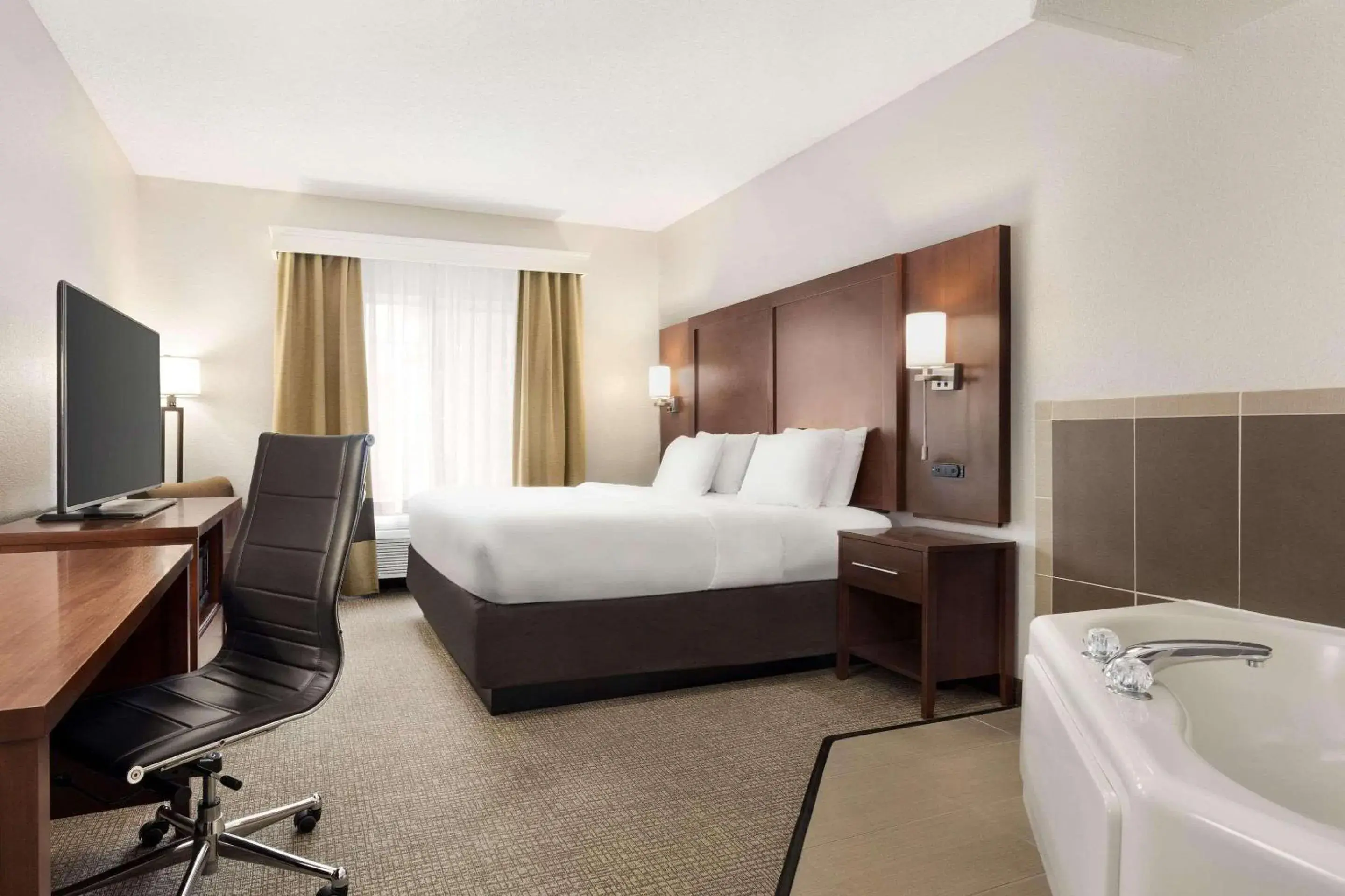 Bedroom, Bed in Country Inn & Suites by Radisson, Stillwater, MN Bedroom, Bed in Country Inn & Suites by Radisson, Stillwater, MN