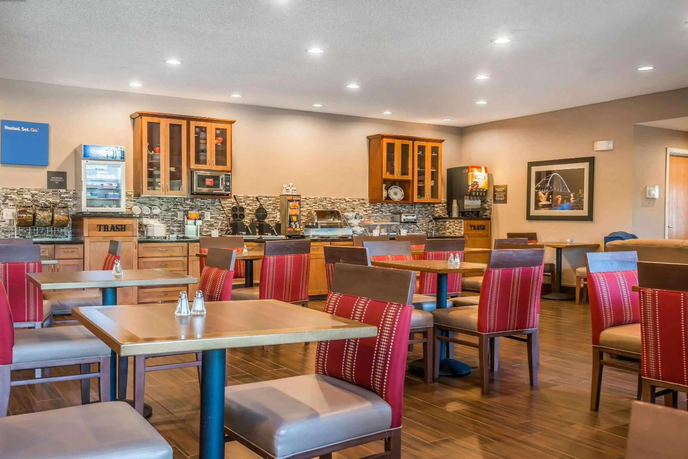 Breakfast in Country Inn & Suites by Radisson, Stillwater, MN