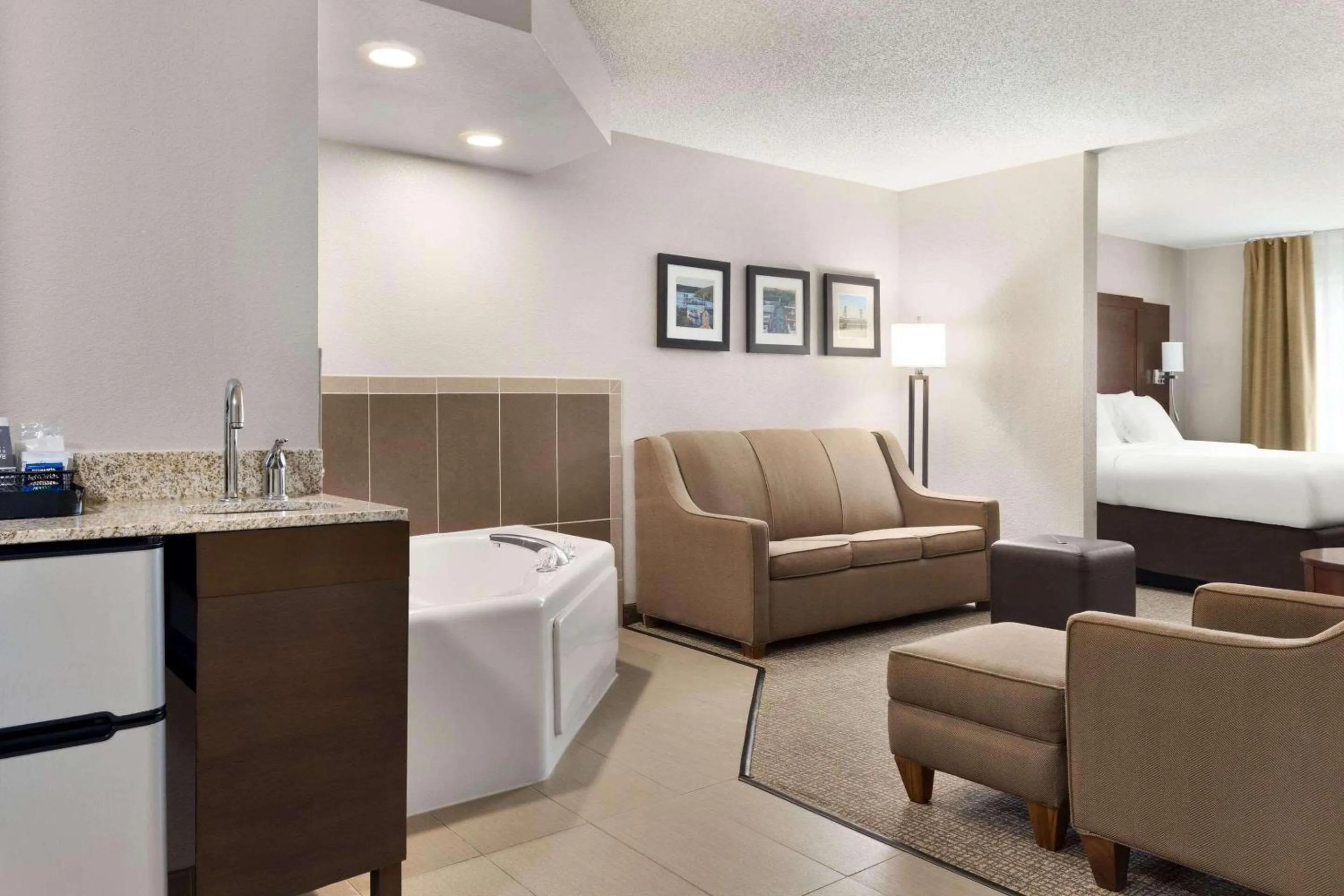 Bedroom, Bed in Country Inn & Suites by Radisson, Stillwater, MN