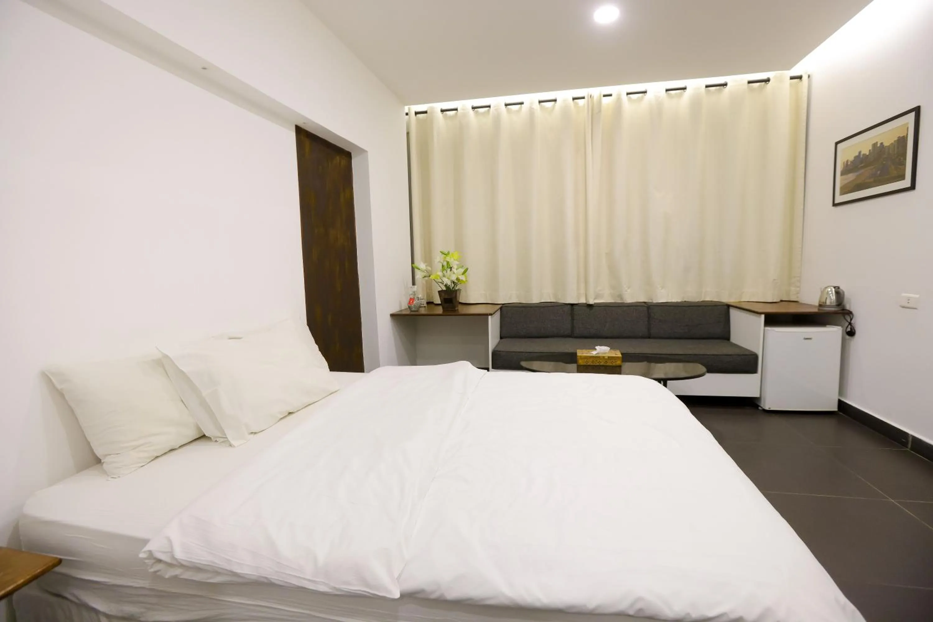 Photo of the whole room, Bed in Hamra Urban Gardens