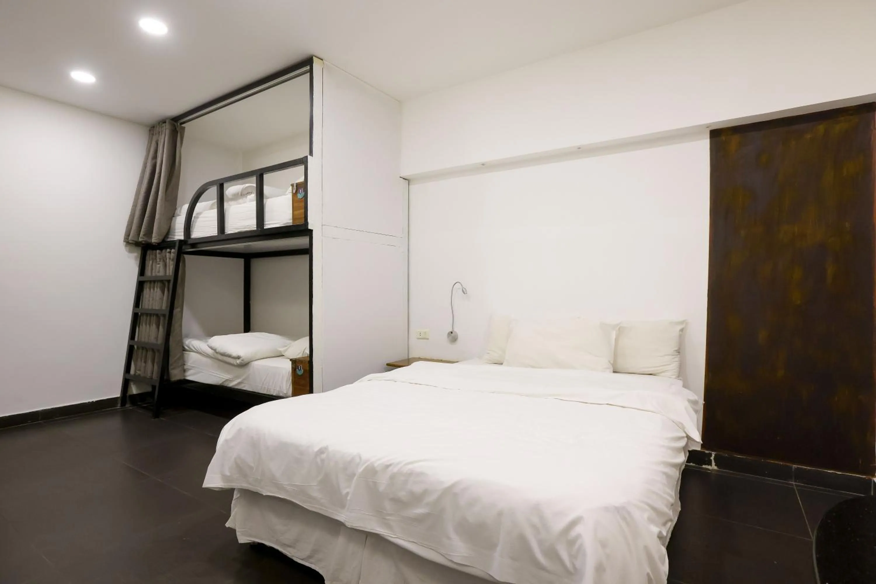 Photo of the whole room, Bed in Hamra Urban Gardens