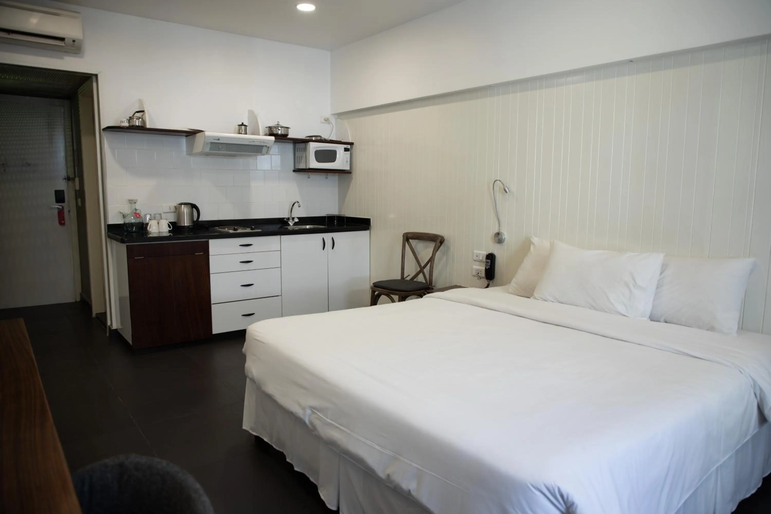 Kitchen or kitchenette, Bed in Hamra Urban Gardens