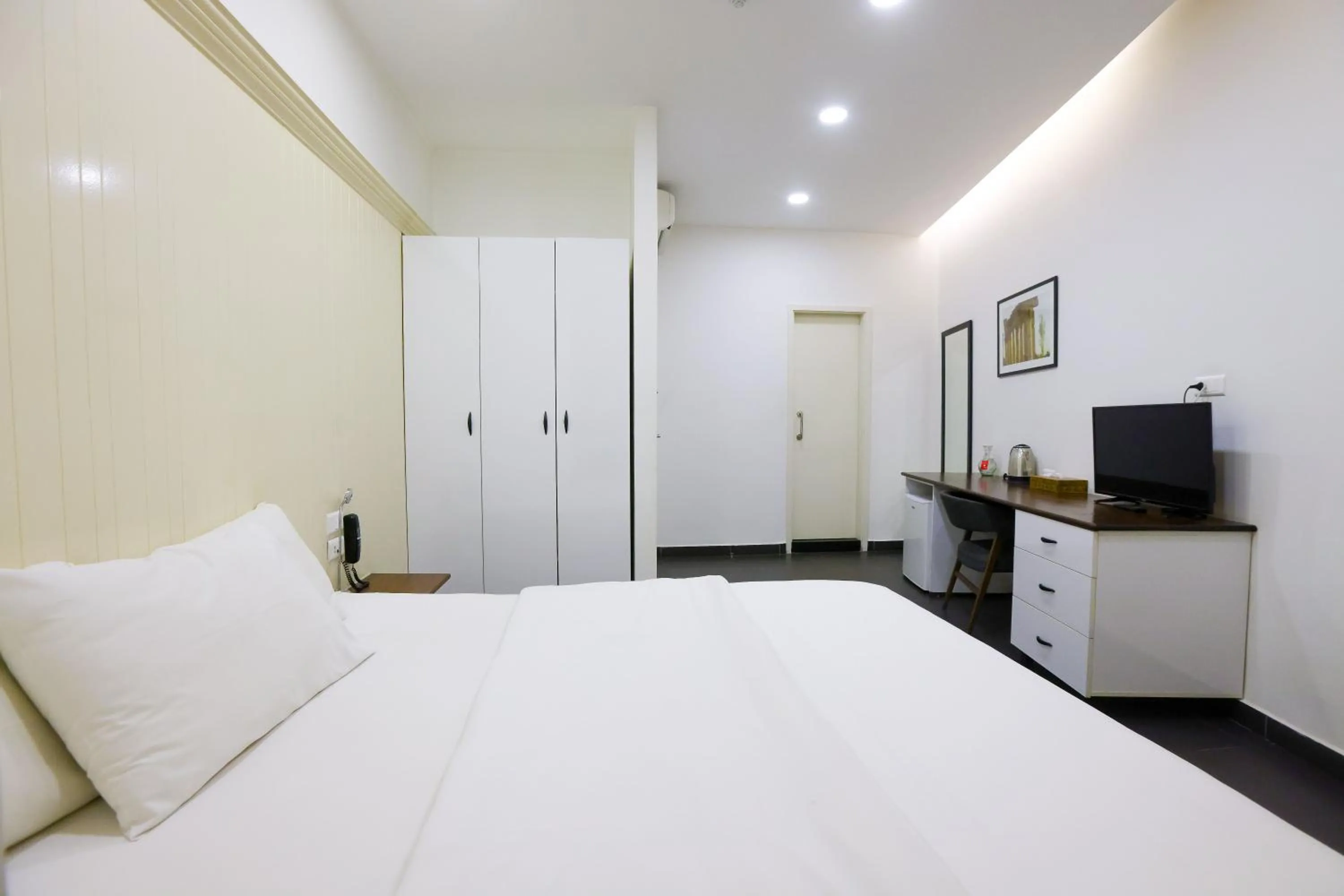 Photo of the whole room, Bed in Hamra Urban Gardens