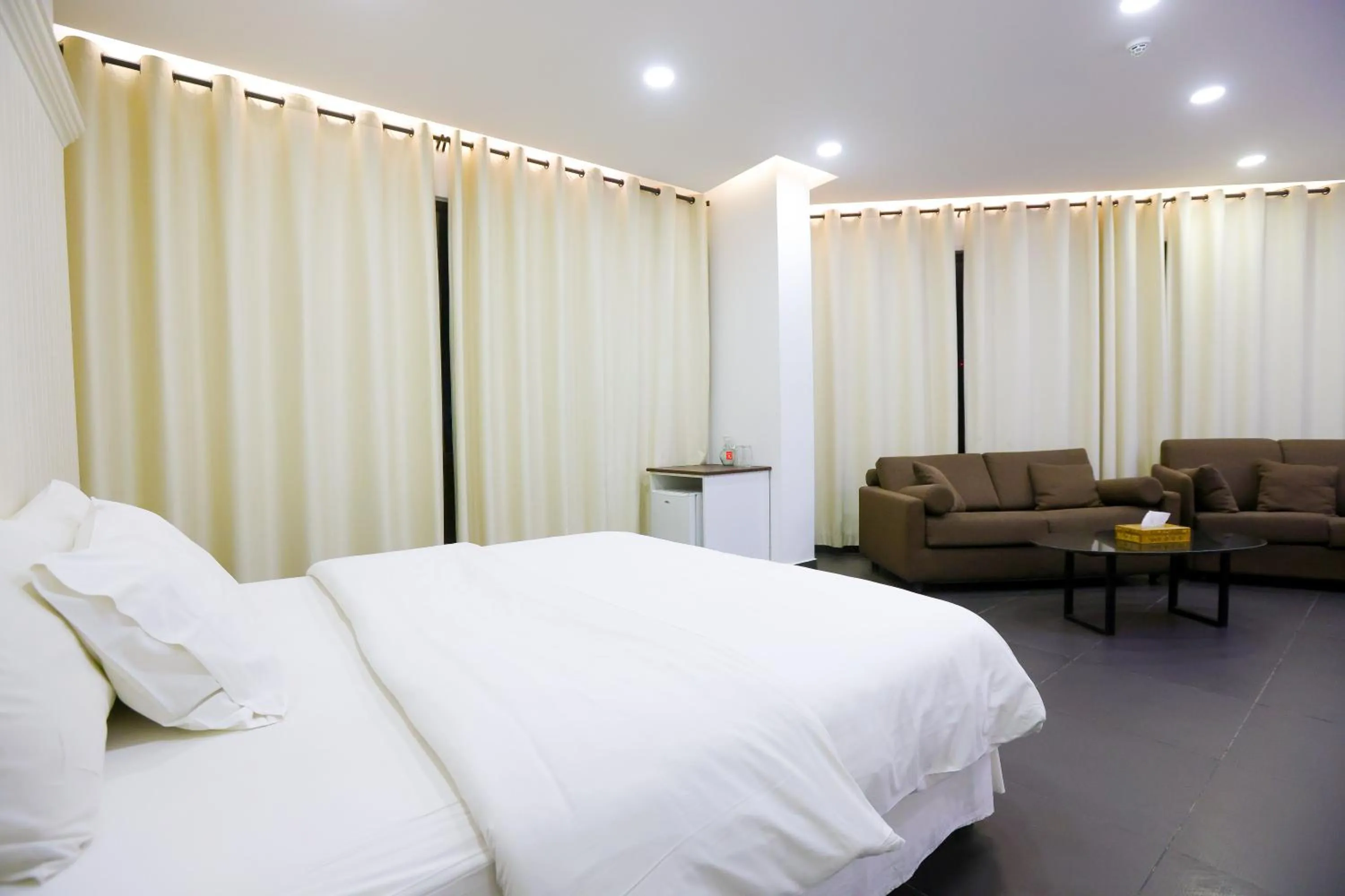 Photo of the whole room, Bed in Hamra Urban Gardens